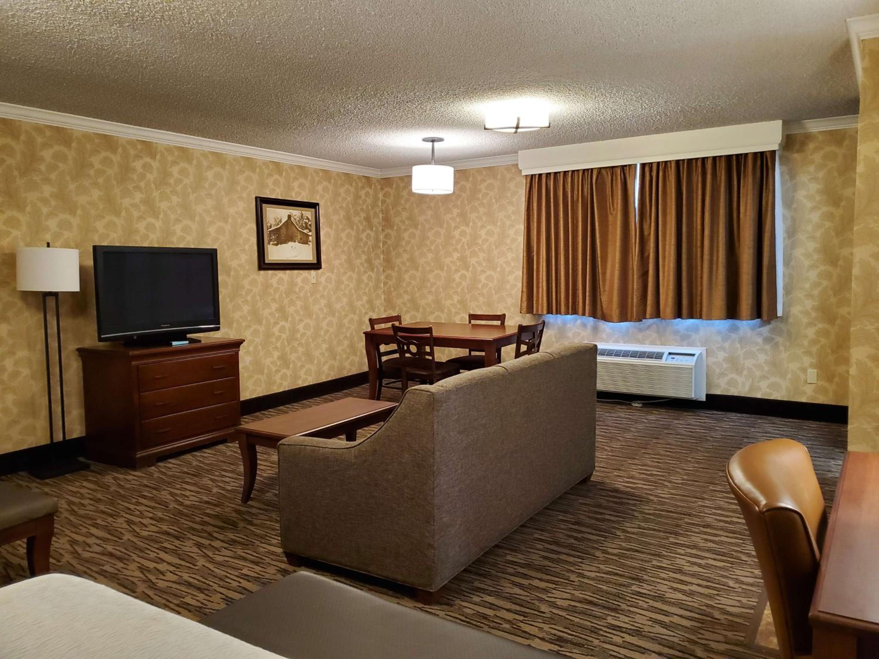 Queen Suite with Two Queen Beds - Non-Smoking photo 3