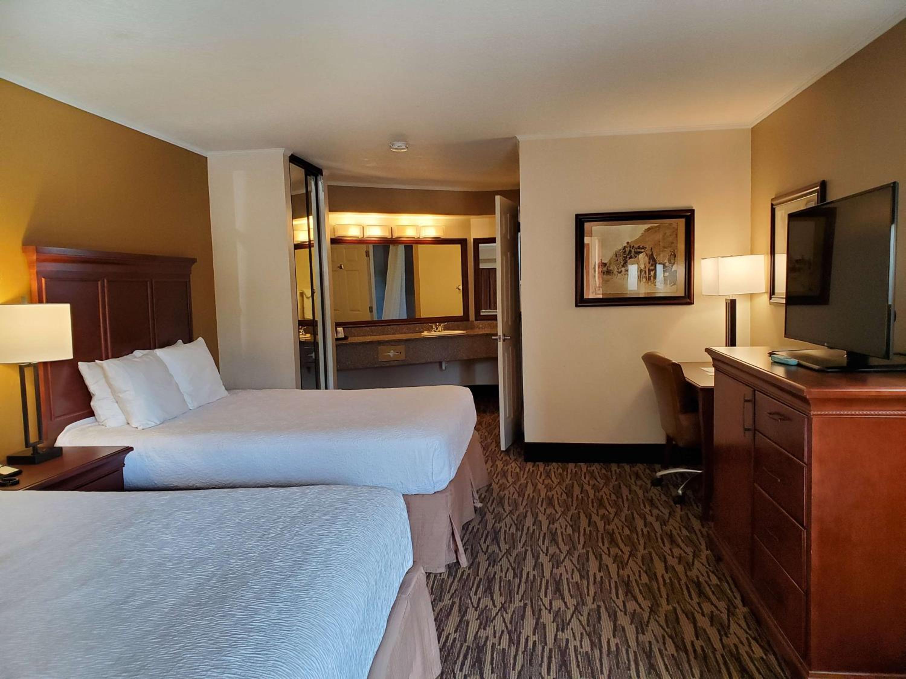 Queen Suite with Three Queen Beds photo 2
