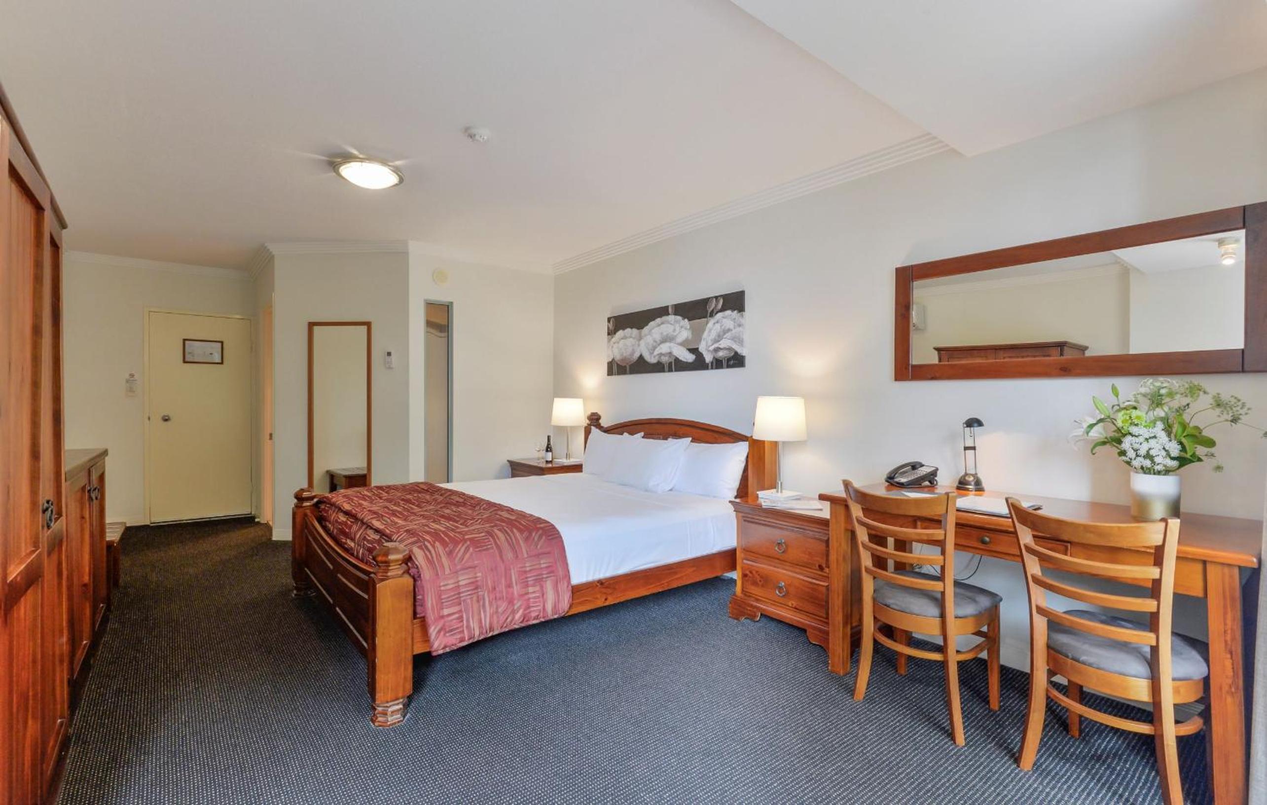 King Room w $20 Breakfast Credit photo 2