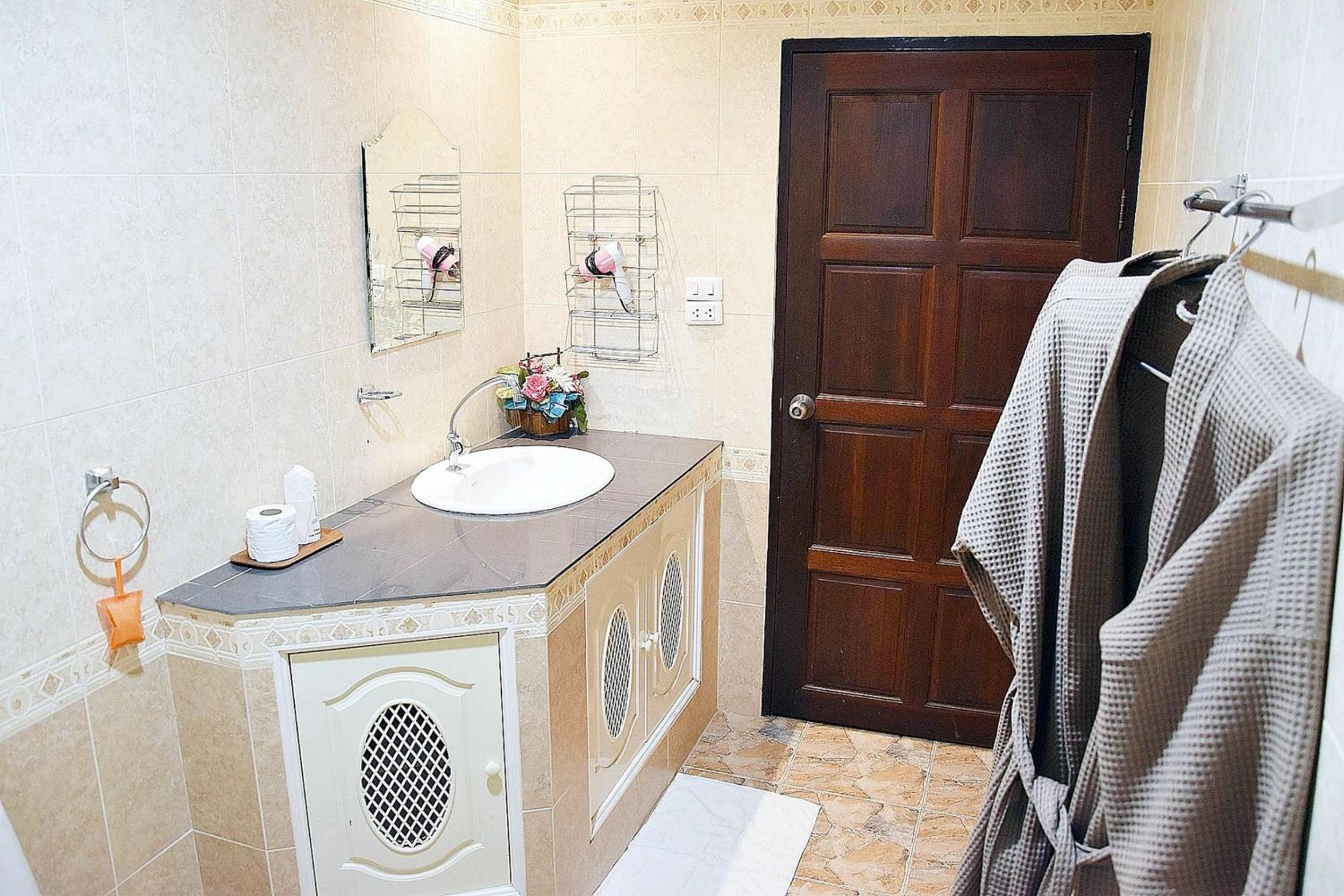 Twin Room with Private External Bathroom - Photo 3