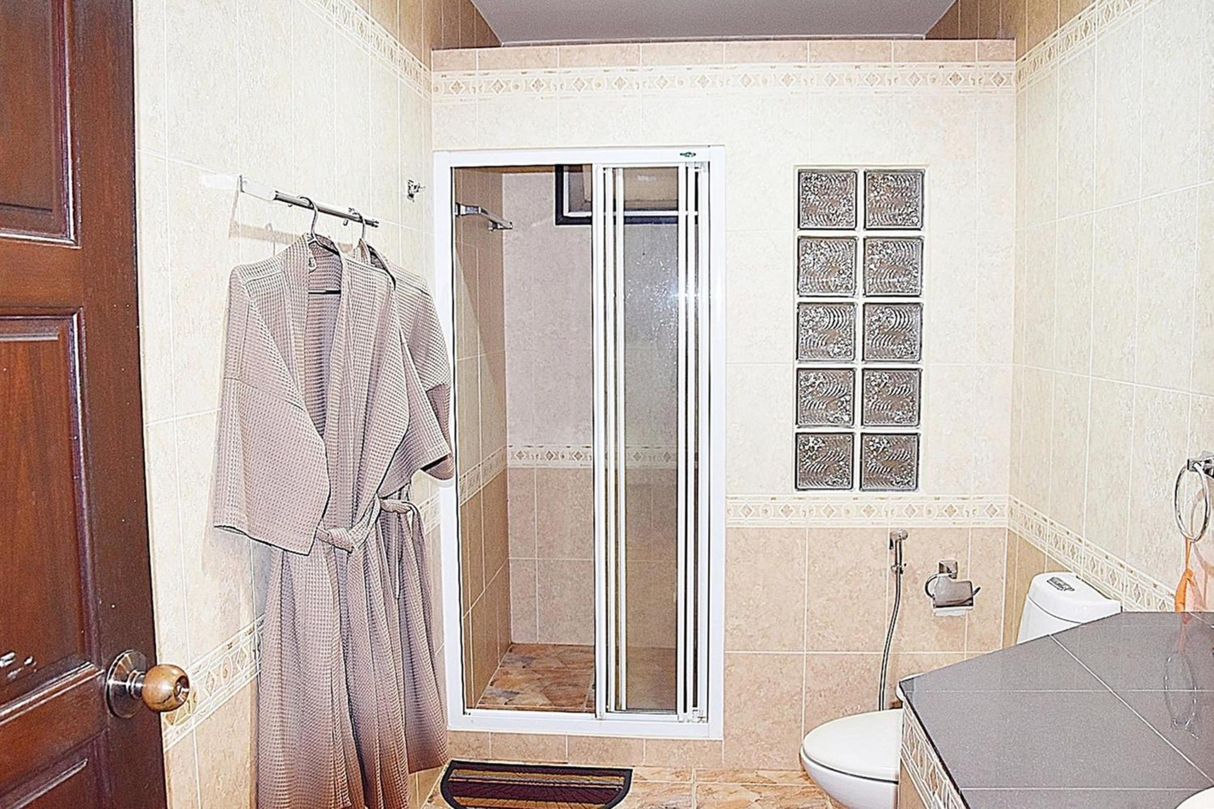 Twin Room with Private External Bathroom - Photo 2