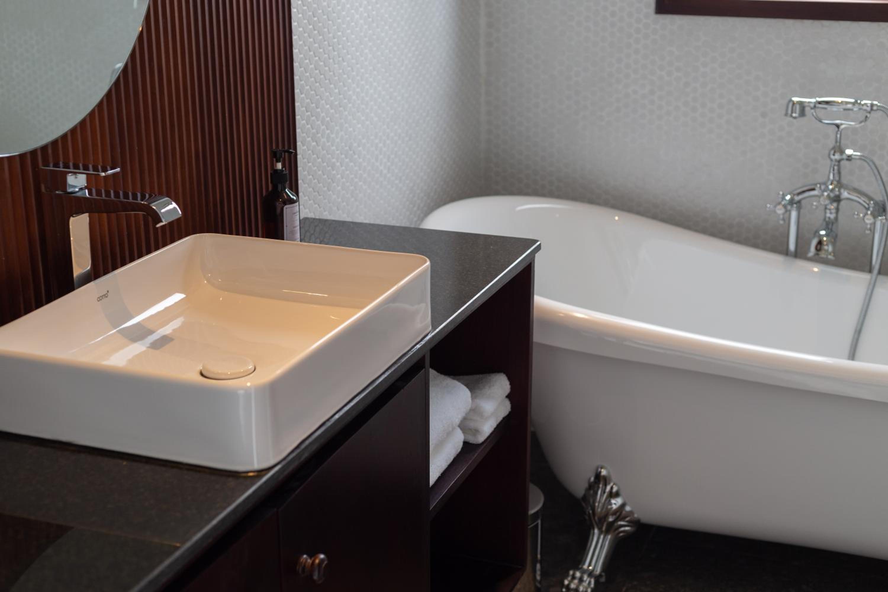 La Chronique Suite with City View - Photo 3