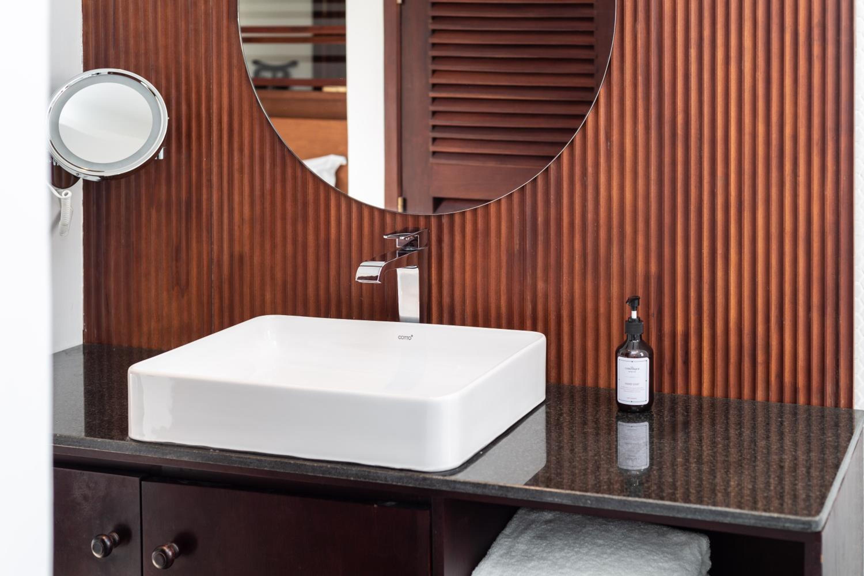 La Chronique Suite with City View - Photo 11