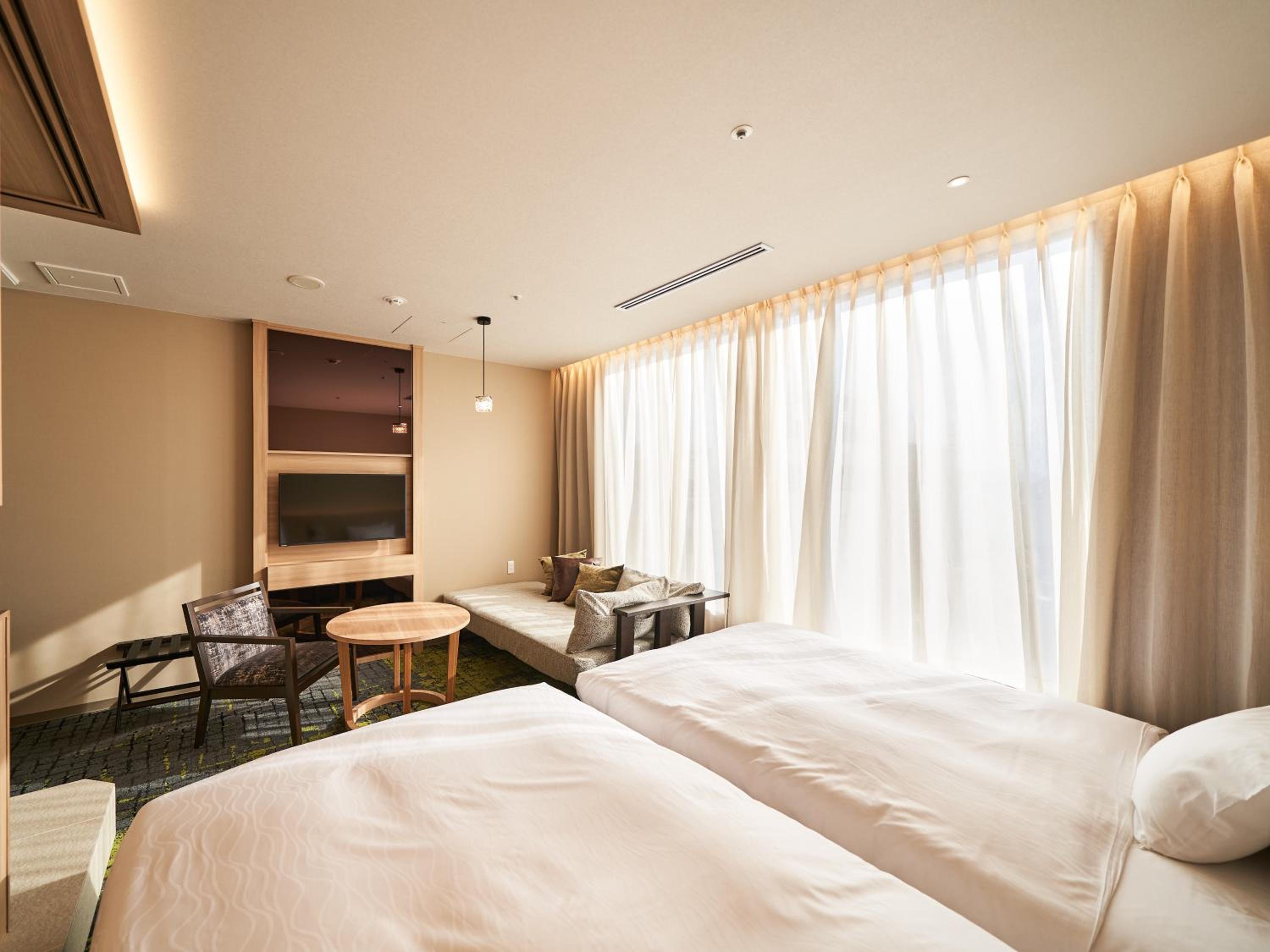 Deluxe Twin Room with Extra Bed - Photo 6
