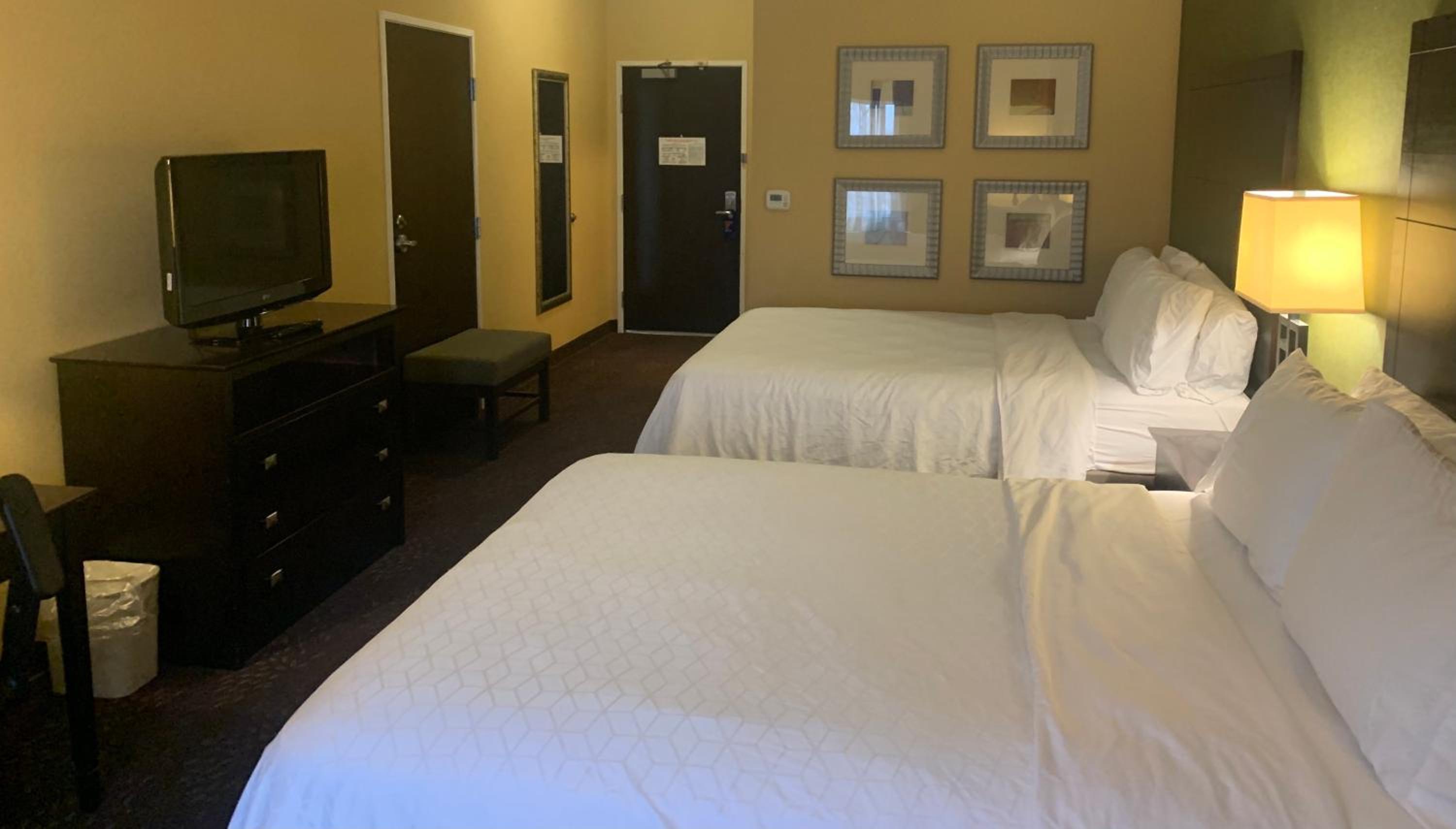 Queen Room with Two Queen Beds - Photo 12