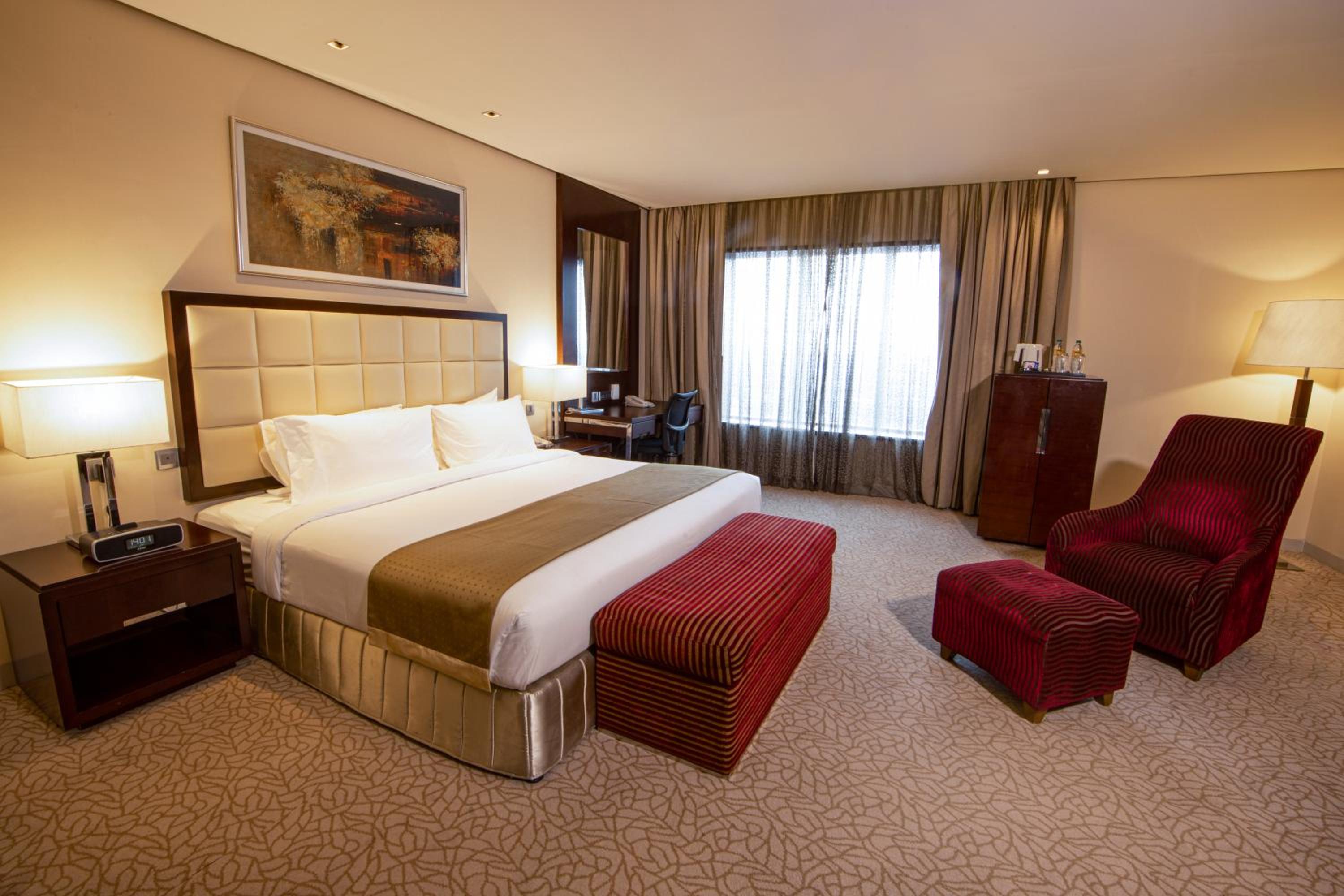 Premium King Room - Photo 11