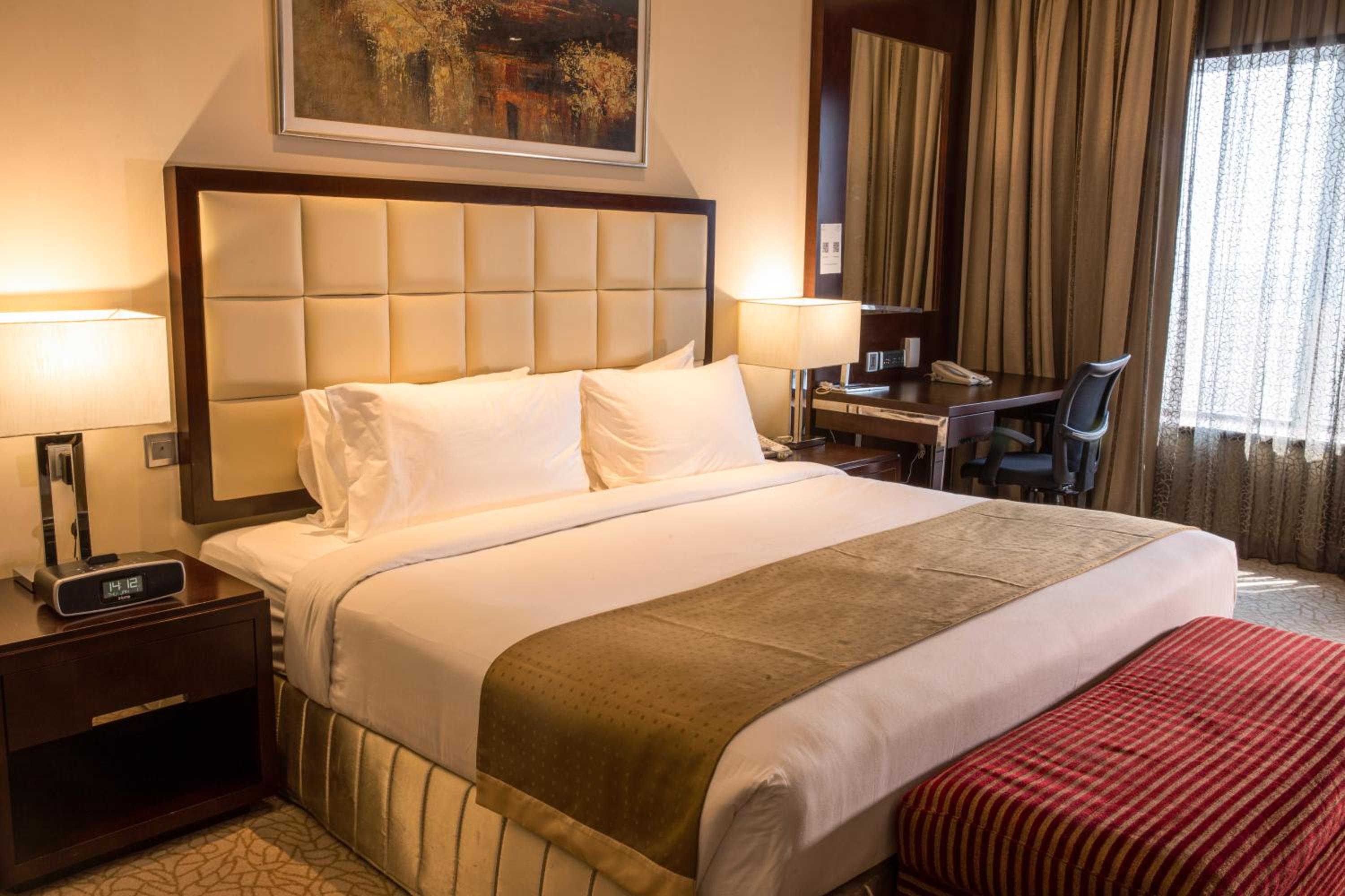 Premium King Room - Photo 10