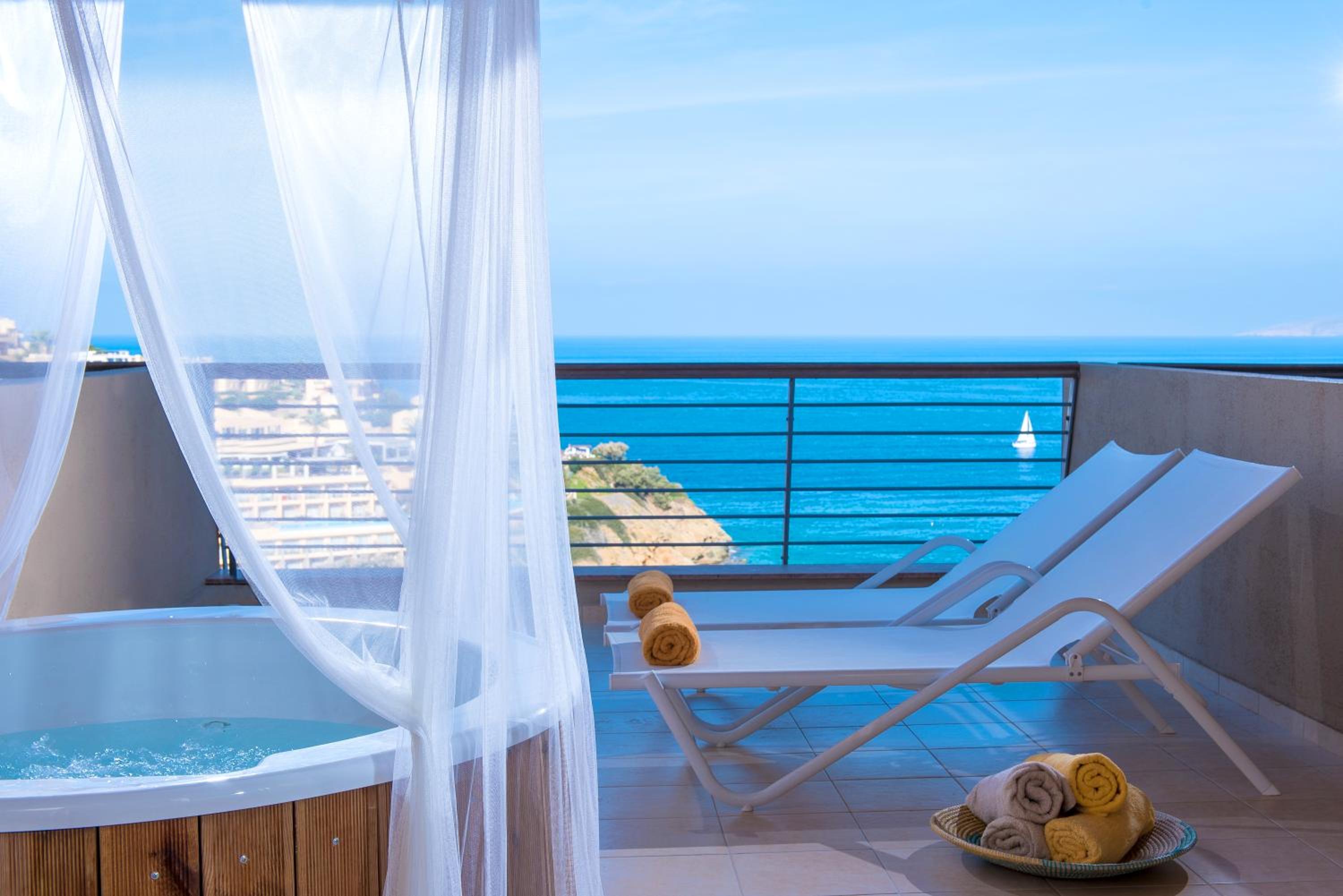 Executive Double Room with Sea View and Private Outdoor Hot Tub - Photo 3