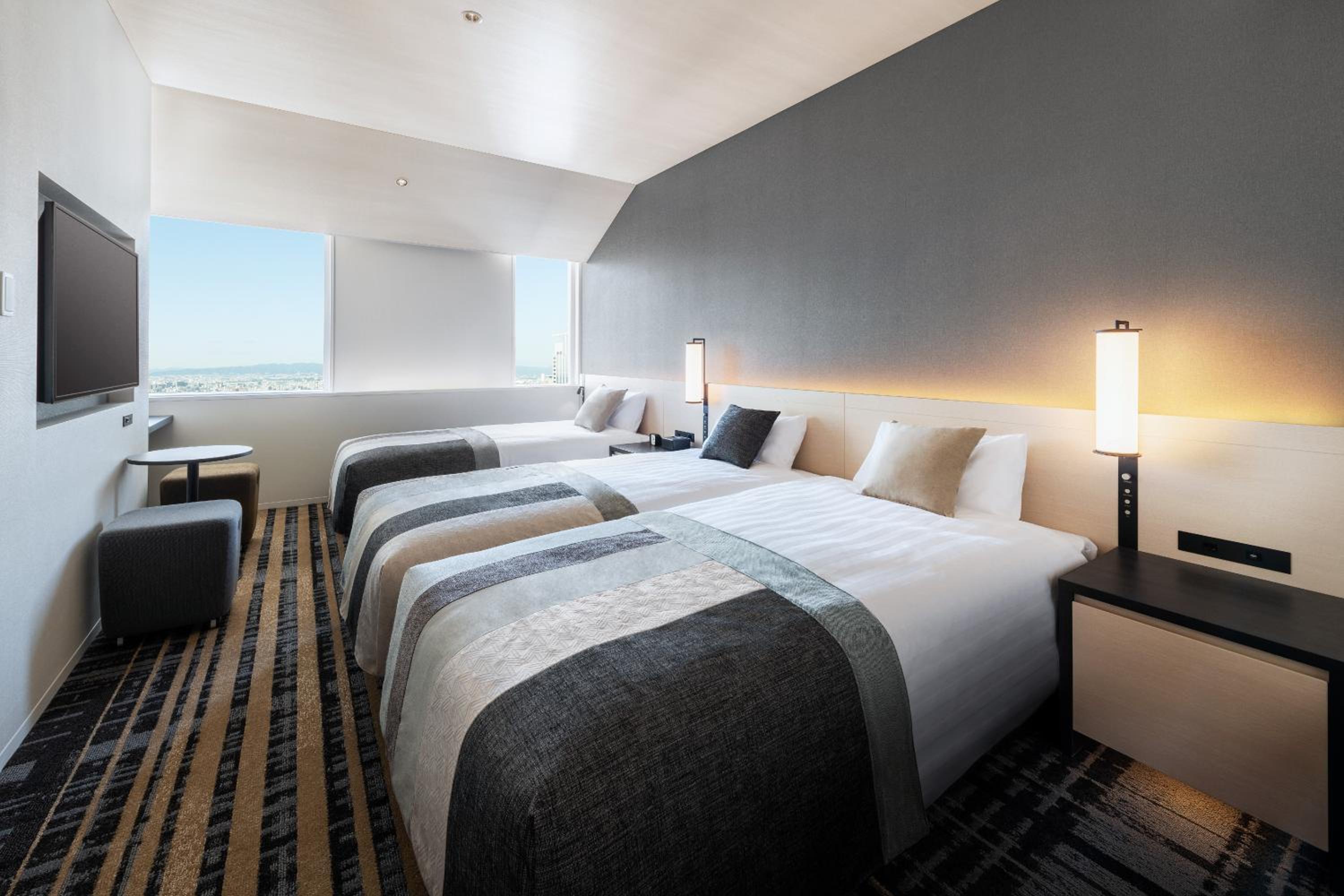 Deluxe Triple Room (25th-29th Floor) - Non-Smoking photo 1