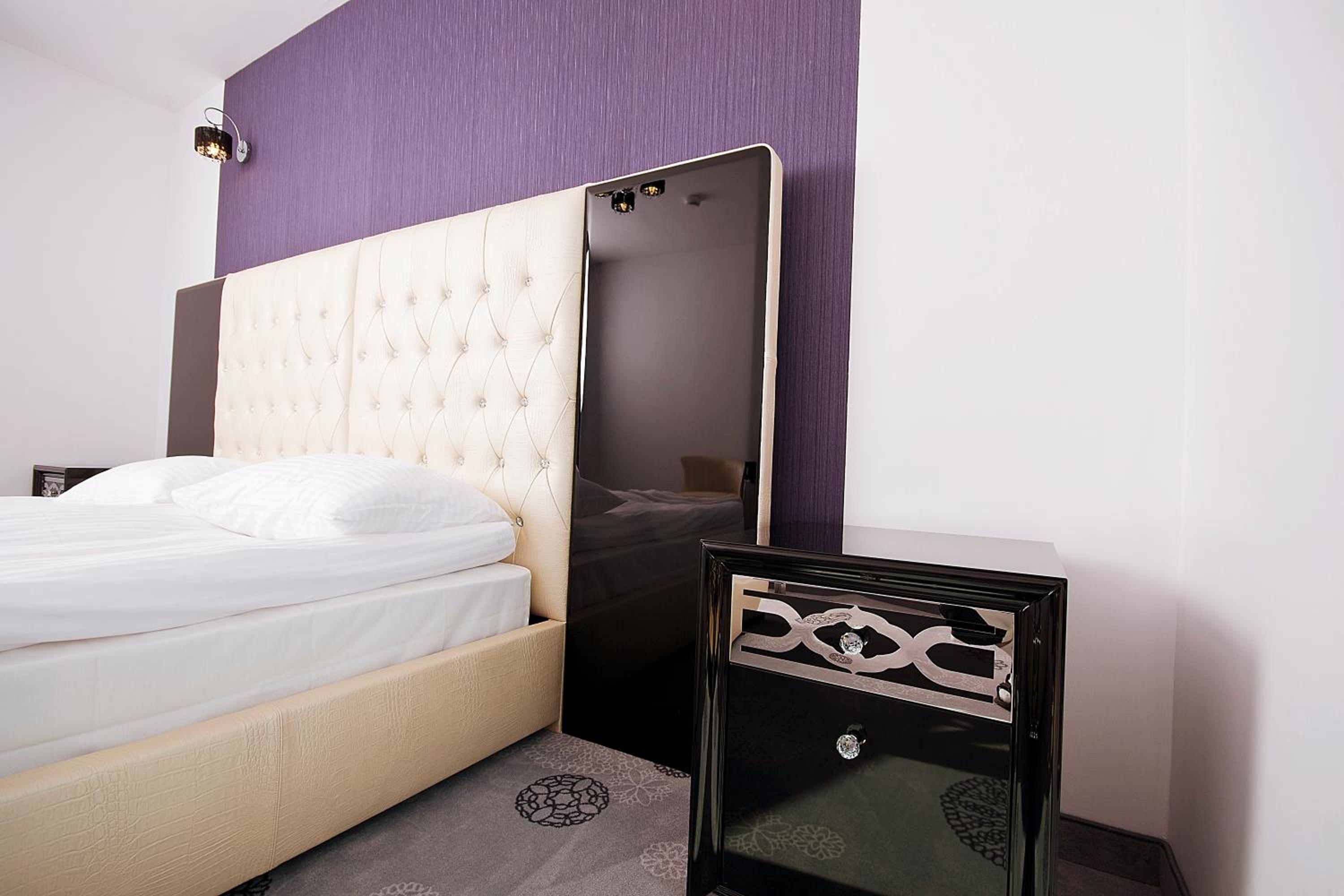 Suite - Photo 1