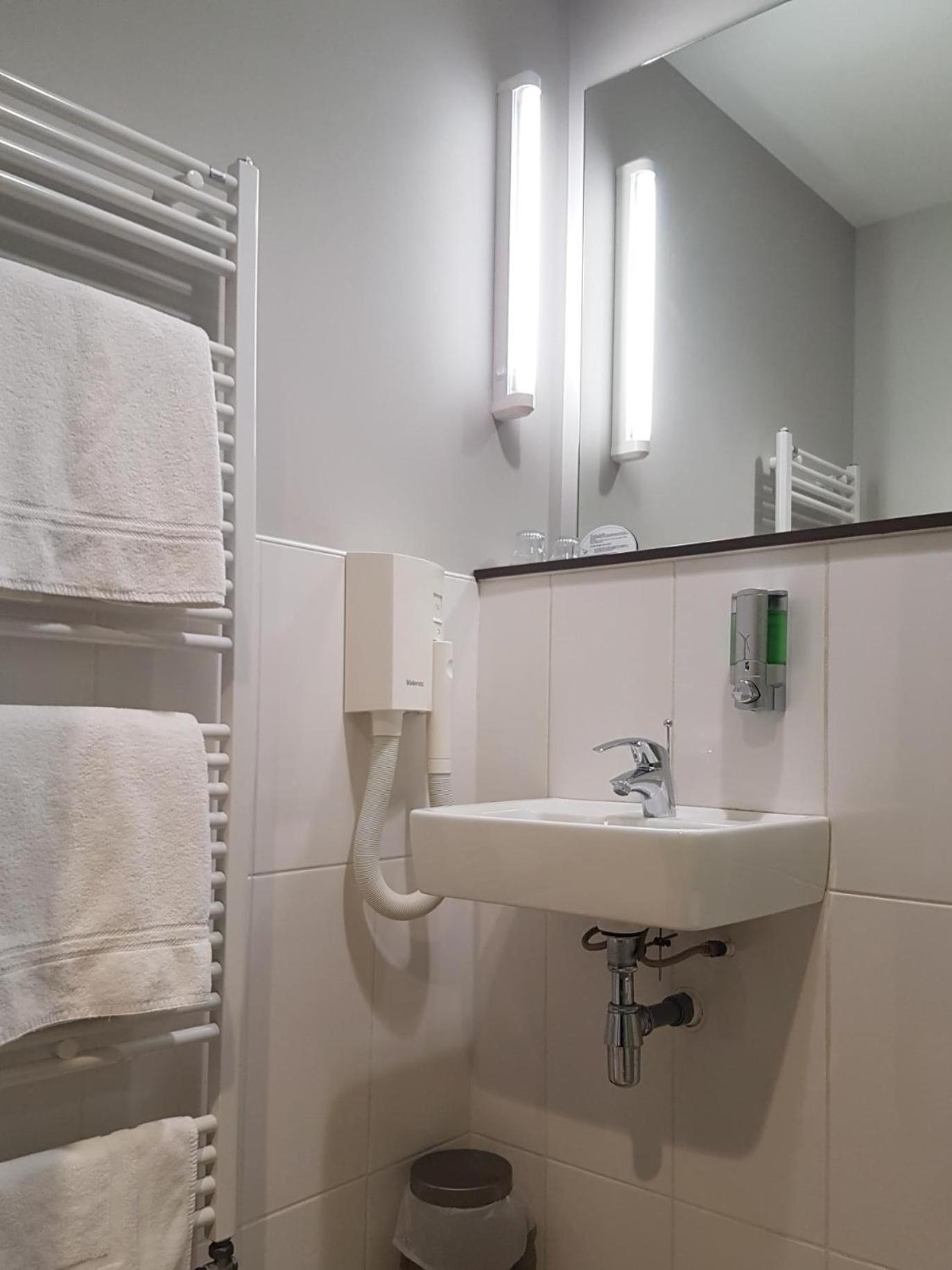 Standard Double Room - Photo 9