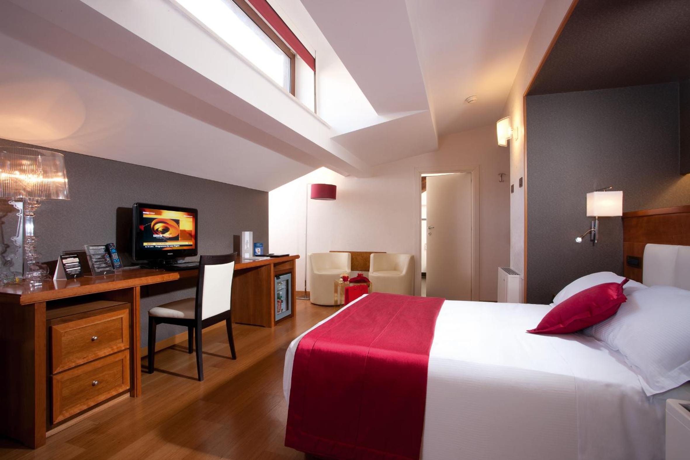 Classic Double or Twin Room thumbnail 6