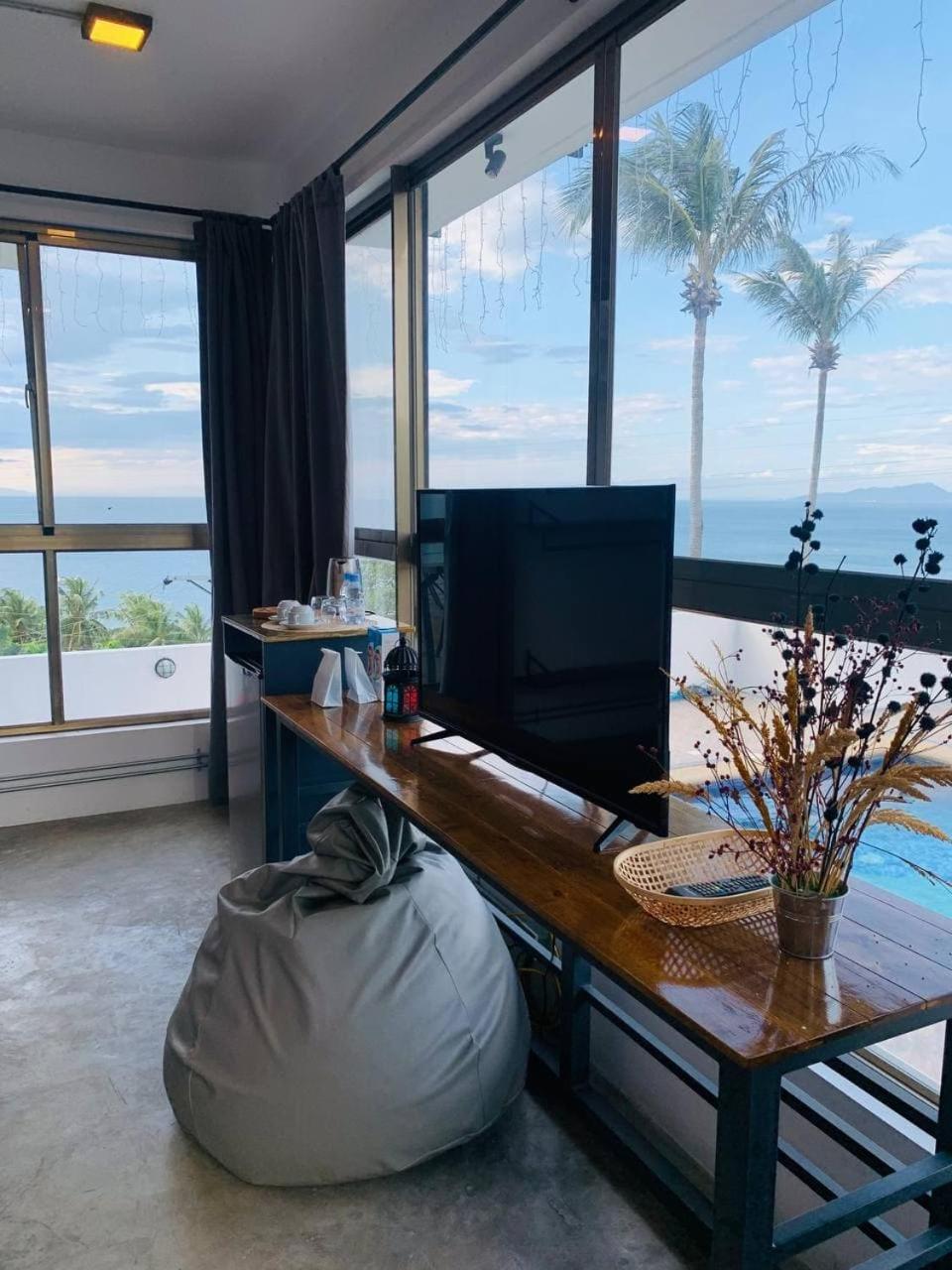 Deluxe King Suite - Photo 17
