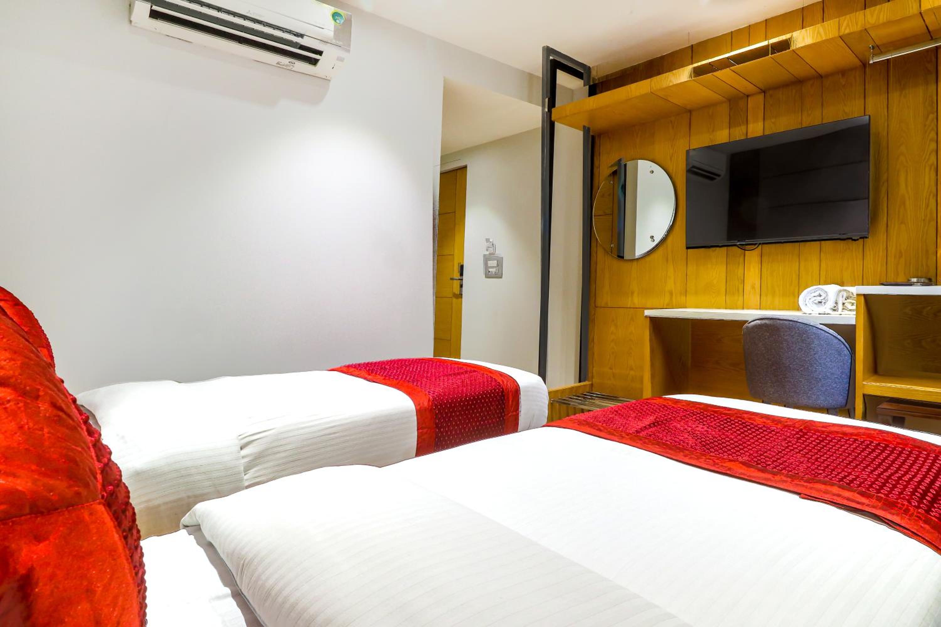 Deluxe Double or Twin Room with City View - Photo 9