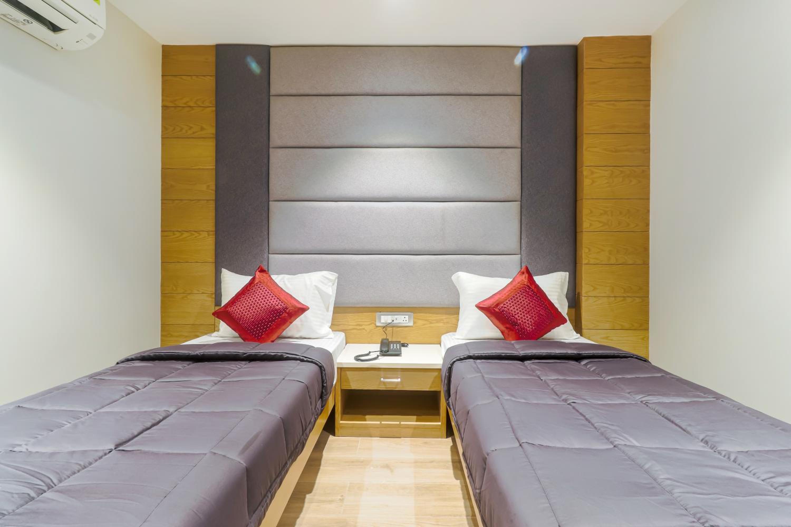 Deluxe Double or Twin Room with City View - Photo 10