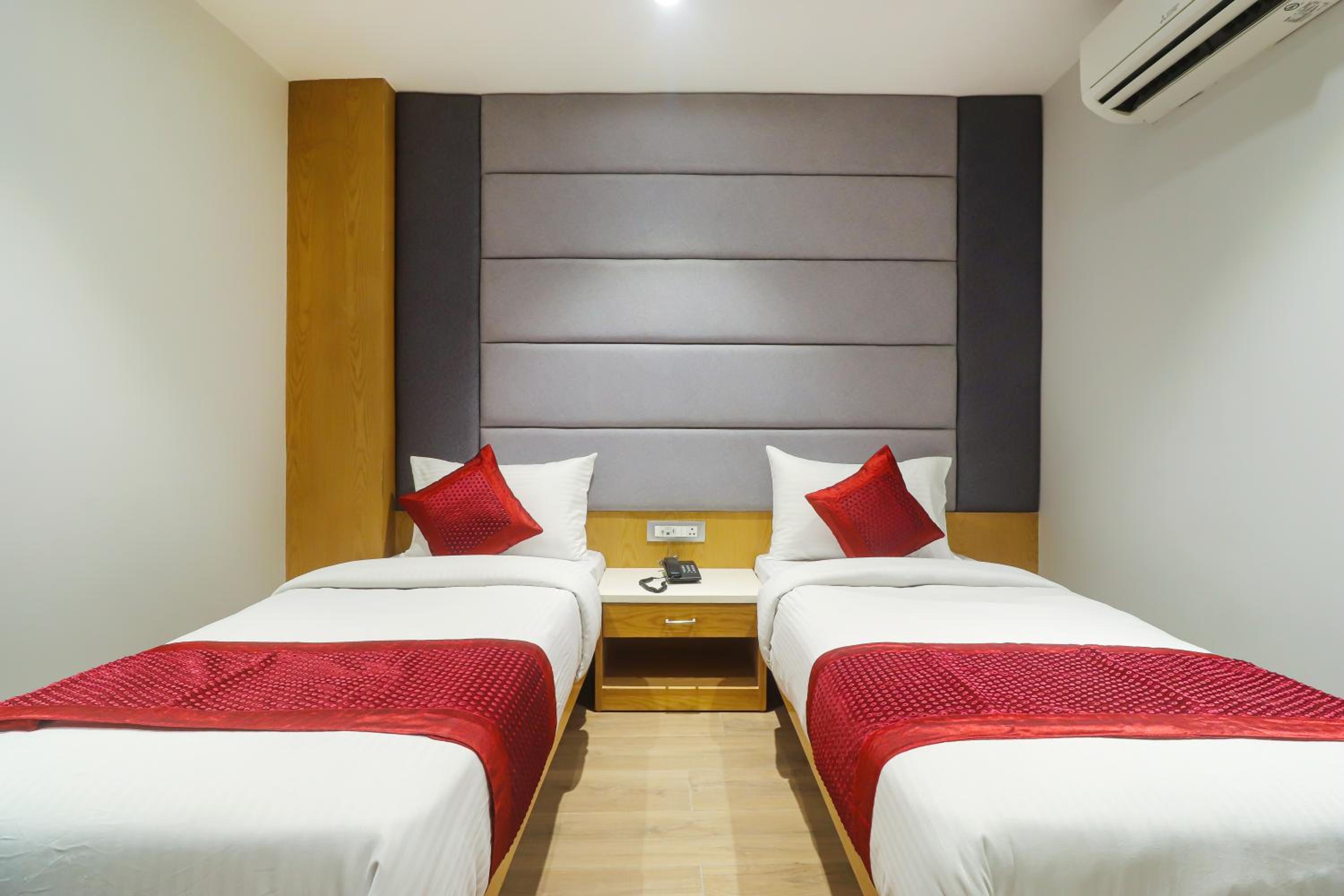 Deluxe Double or Twin Room with City View - Photo 11