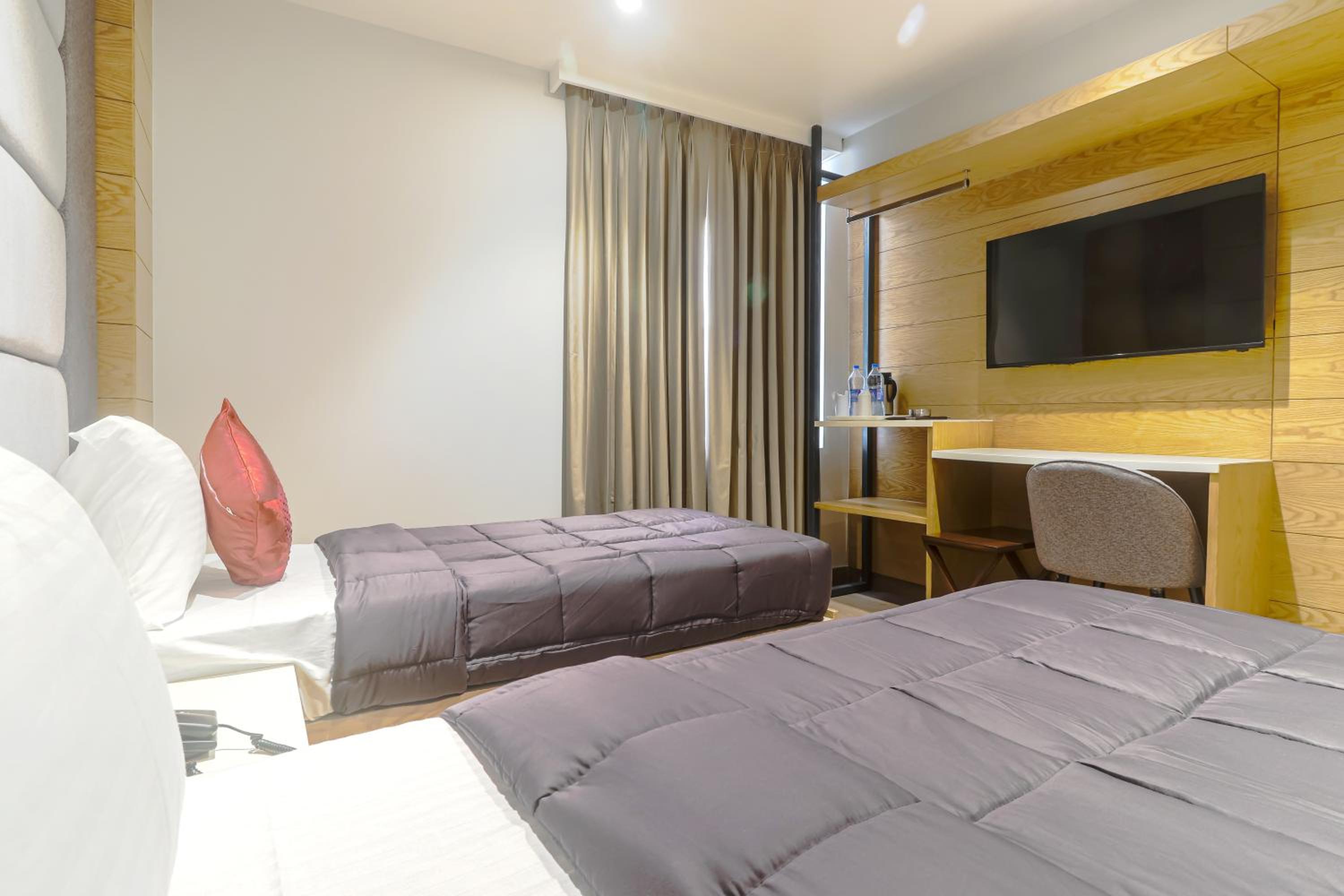 Deluxe Double or Twin Room with City View - Photo 12