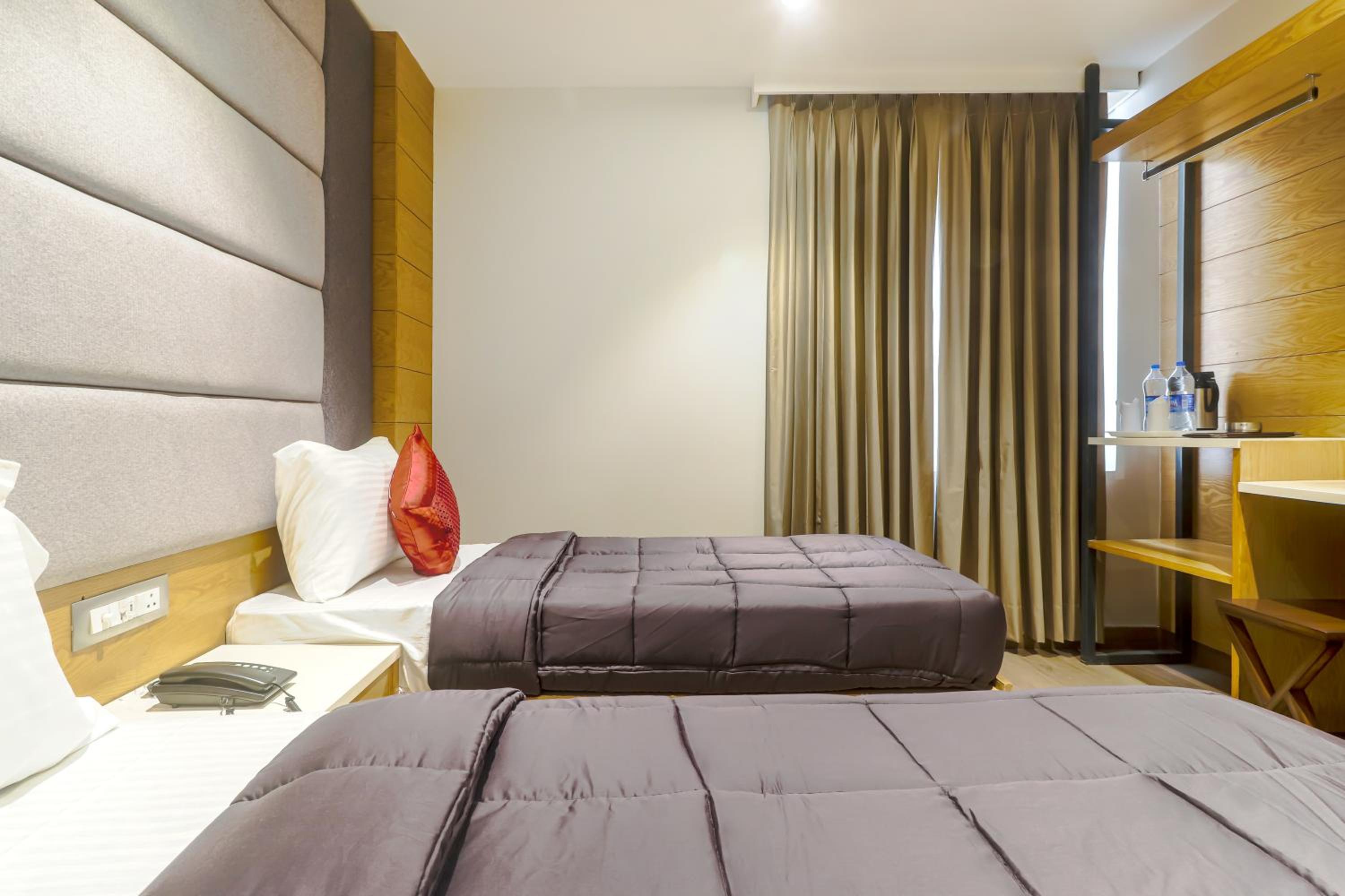 Deluxe Double or Twin Room with City View - Photo 7