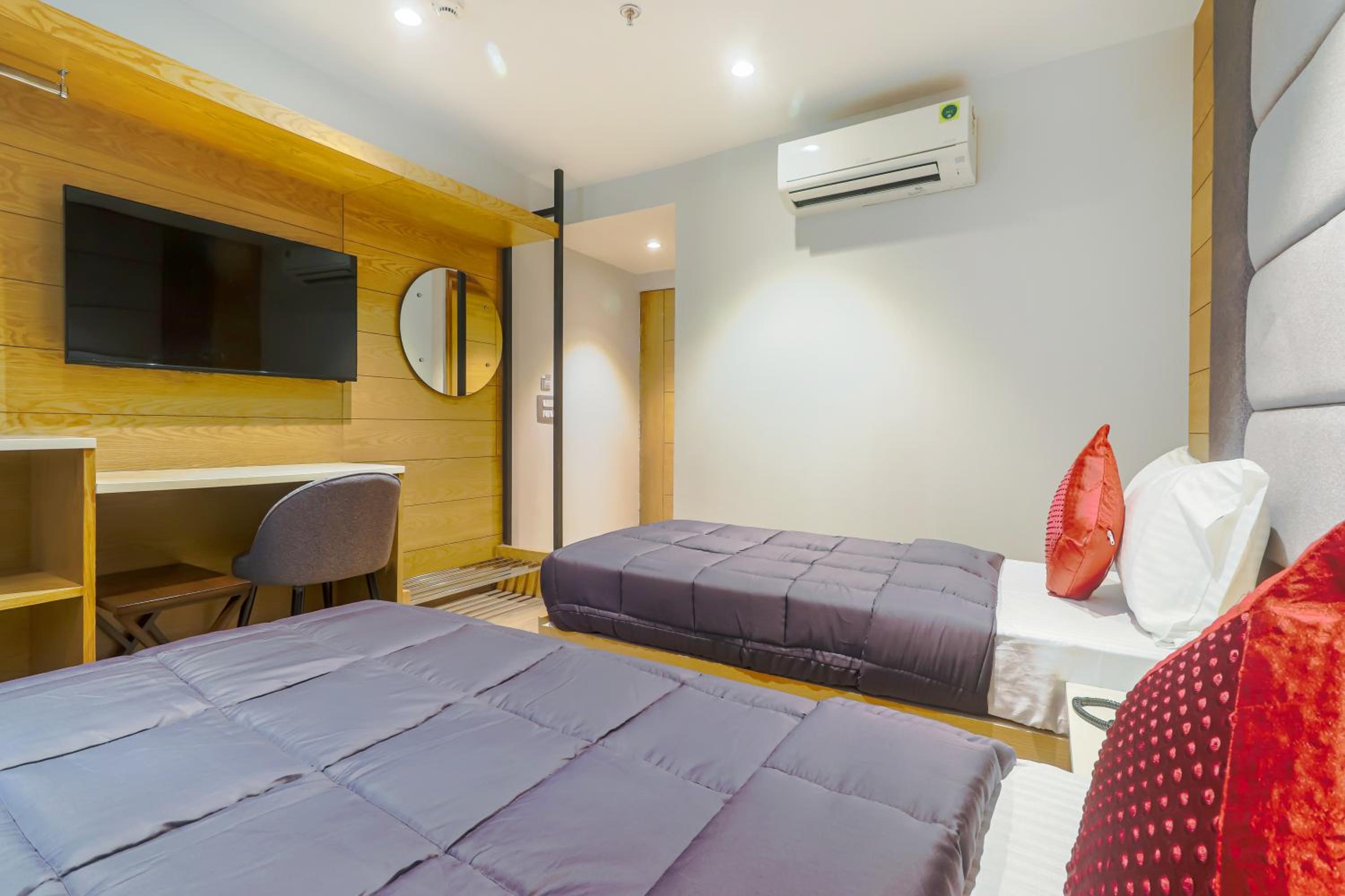 Deluxe Double or Twin Room with City View - Photo 1