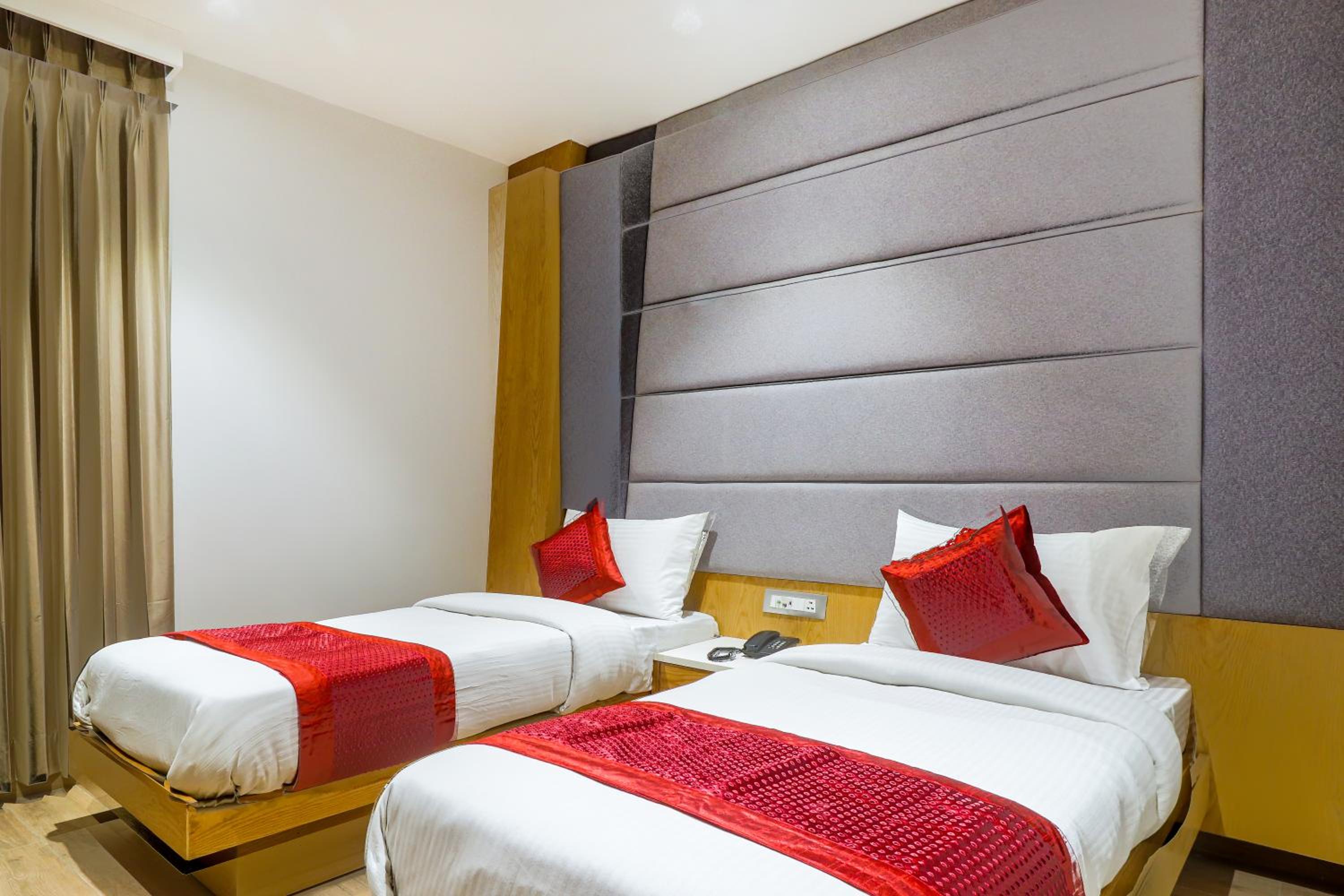 Deluxe Double or Twin Room with City View - Photo 8