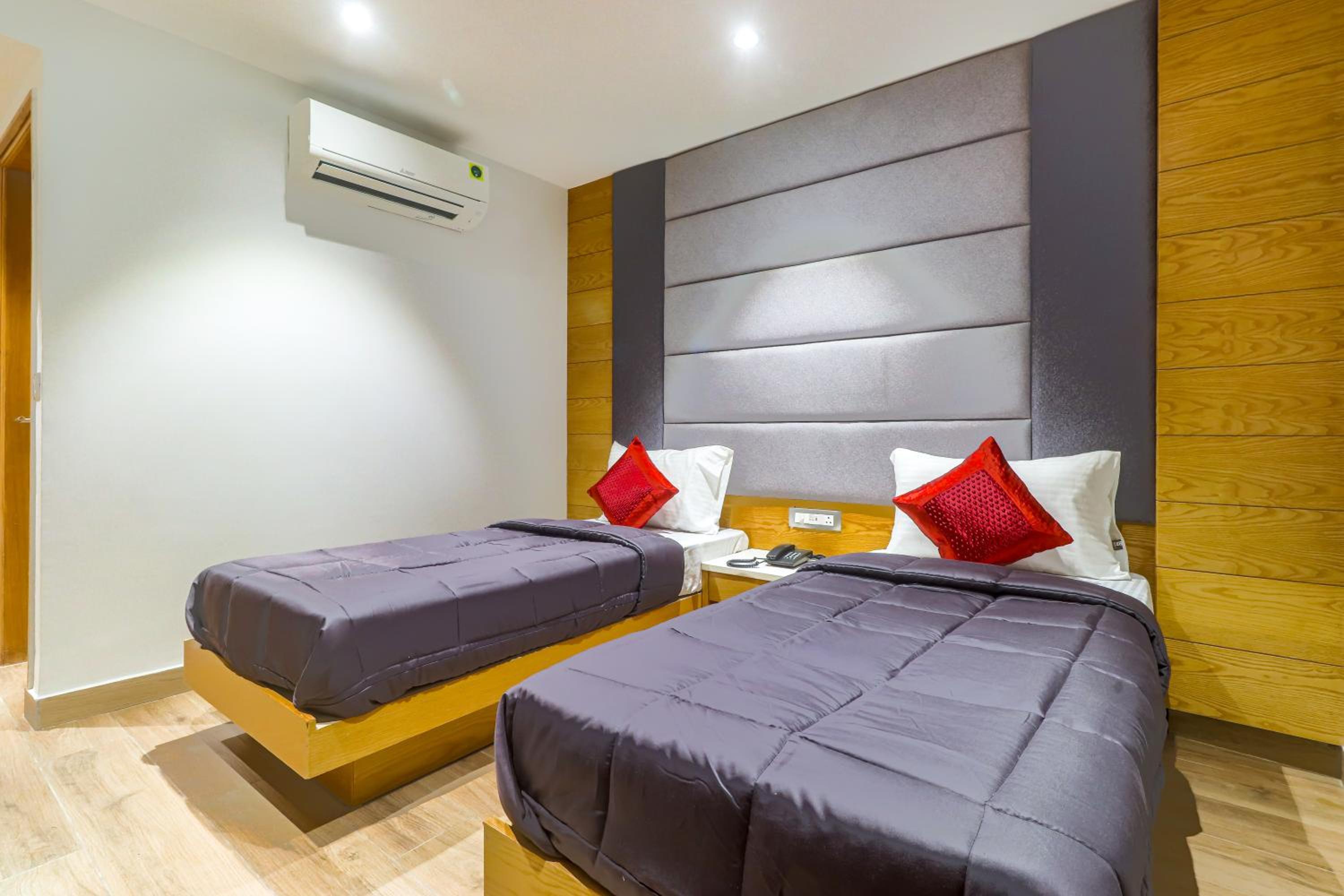 Deluxe Double or Twin Room with City View - Photo 2