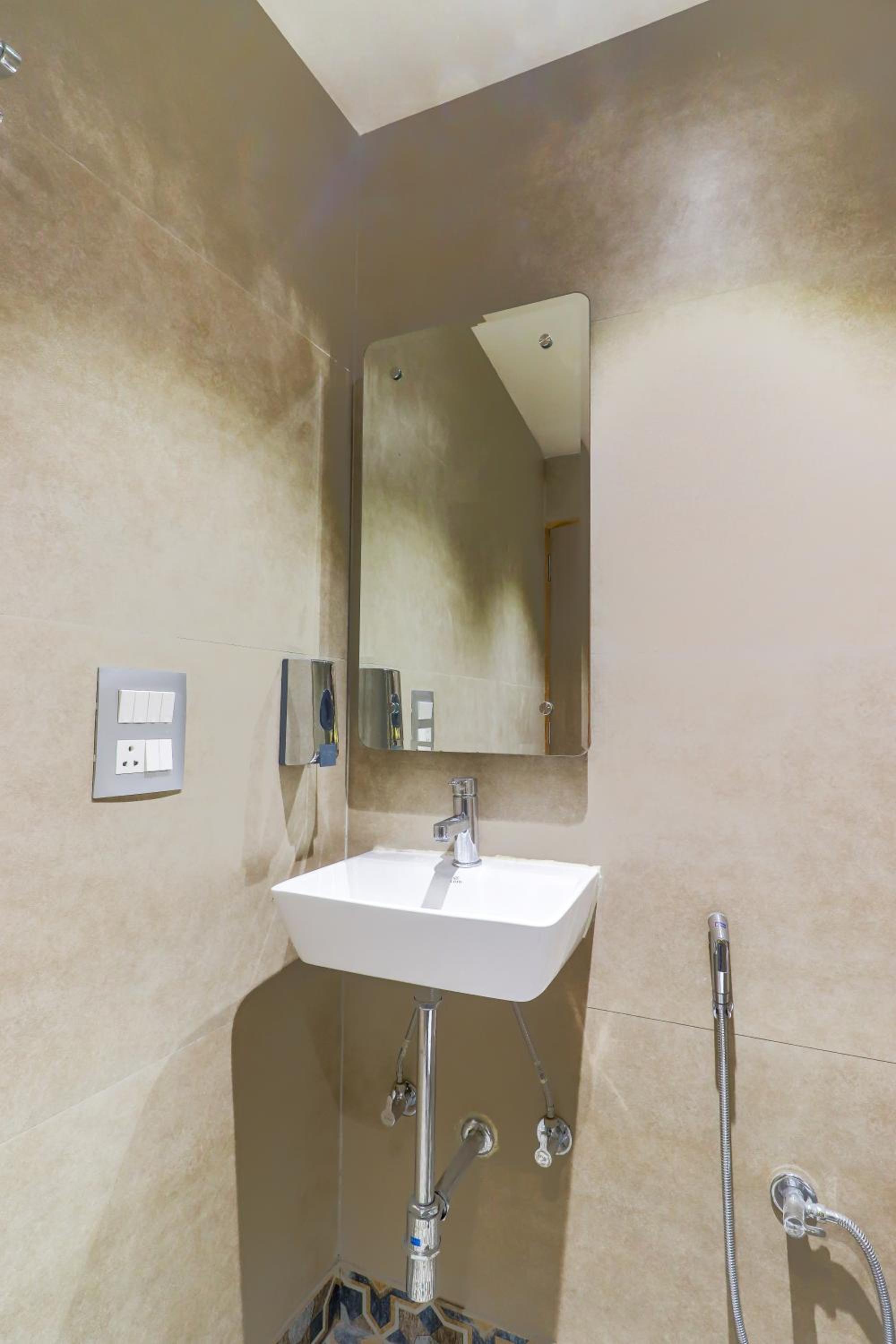 Deluxe Double or Twin Room with City View - Photo 3