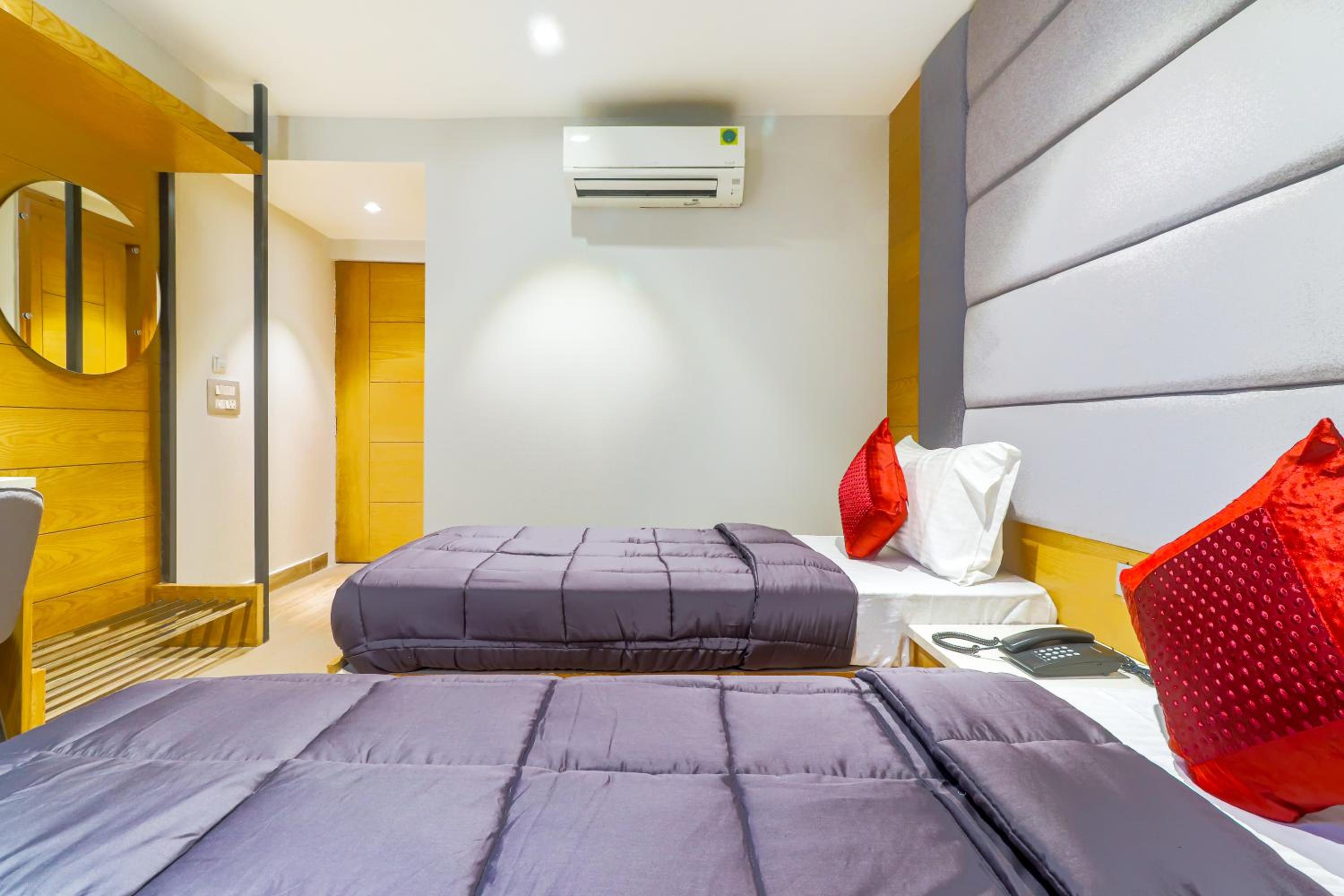 Deluxe Double or Twin Room with City View - Photo 4