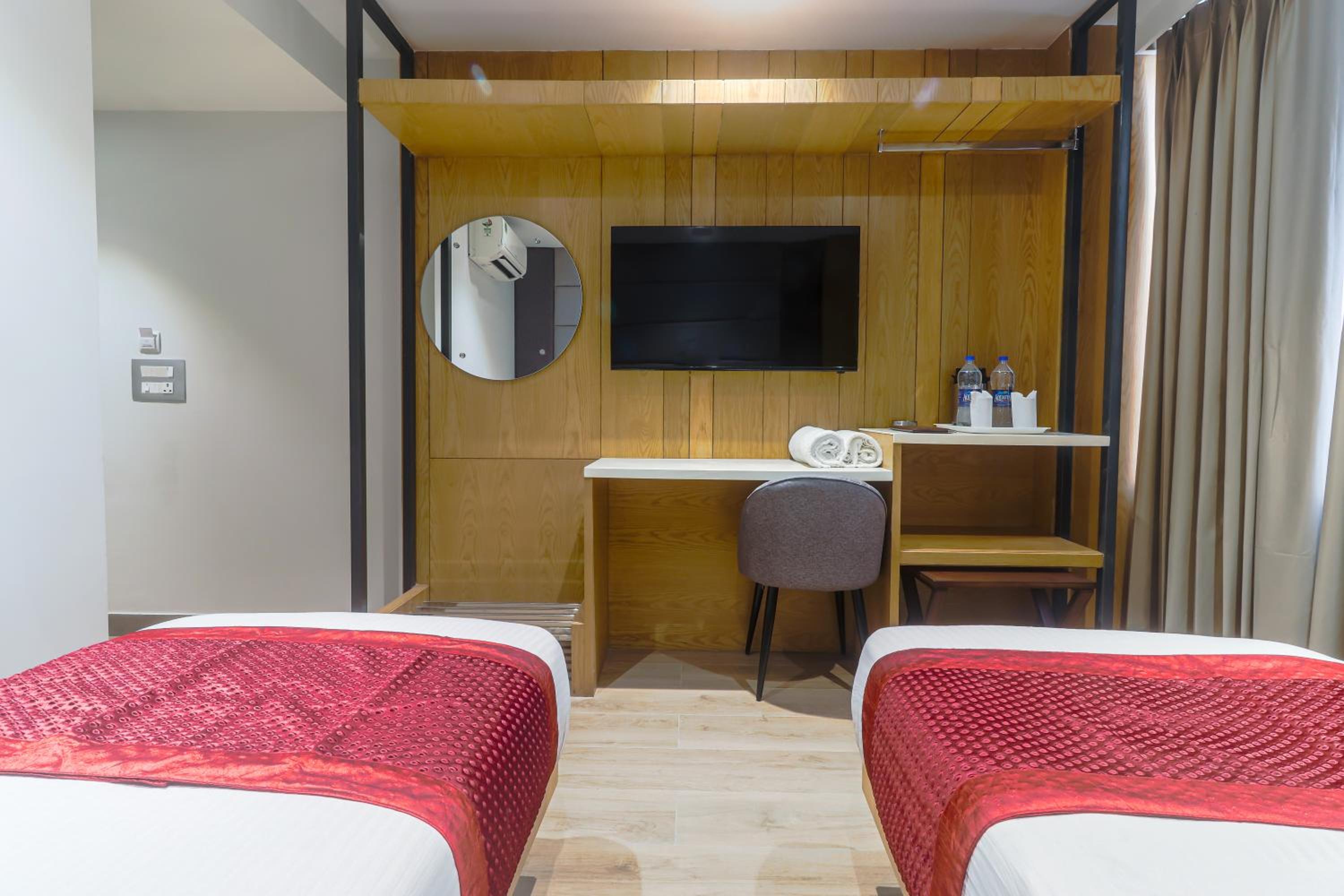 Deluxe Double or Twin Room with City View - Photo 5