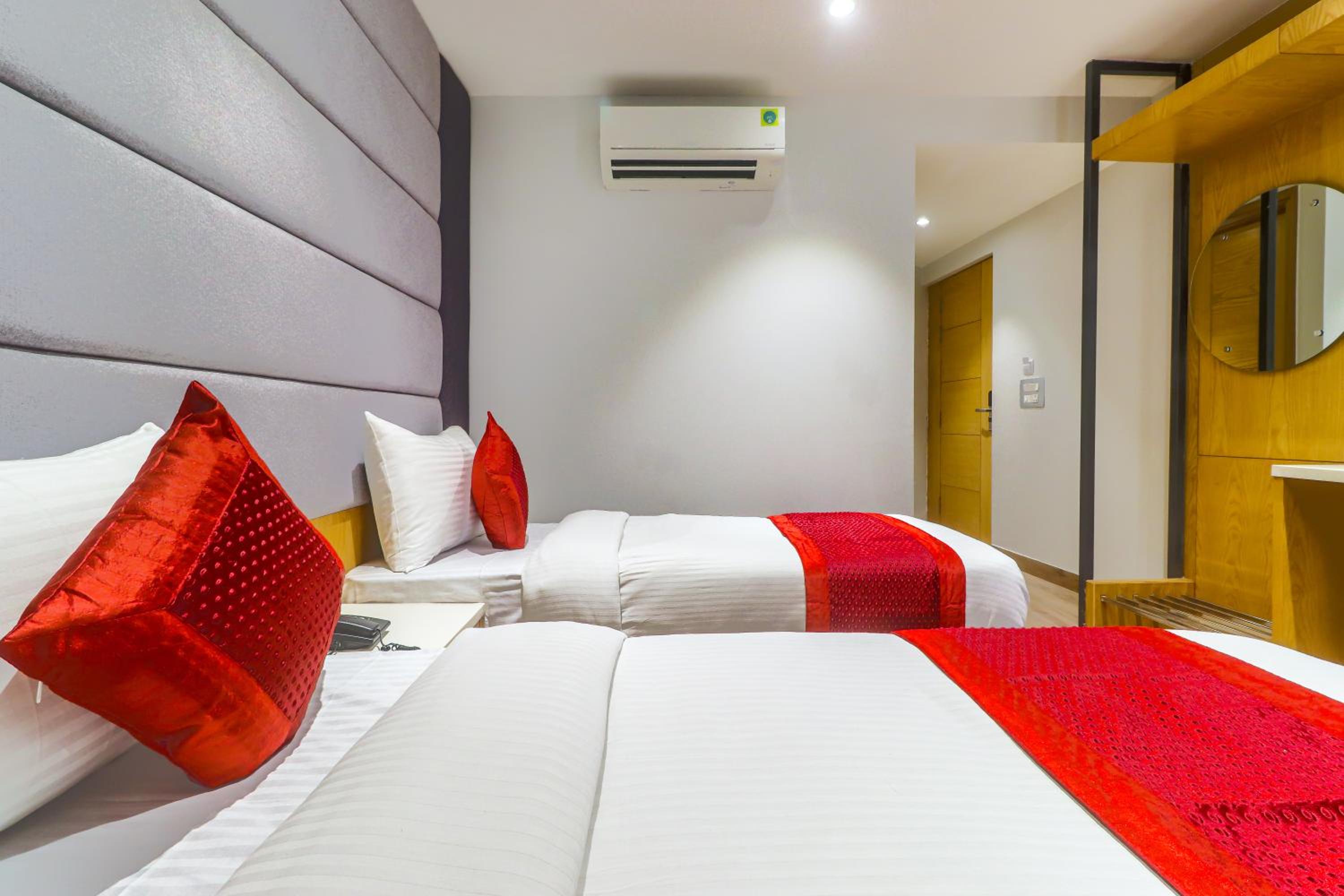 Deluxe Double or Twin Room with City View - Photo 6