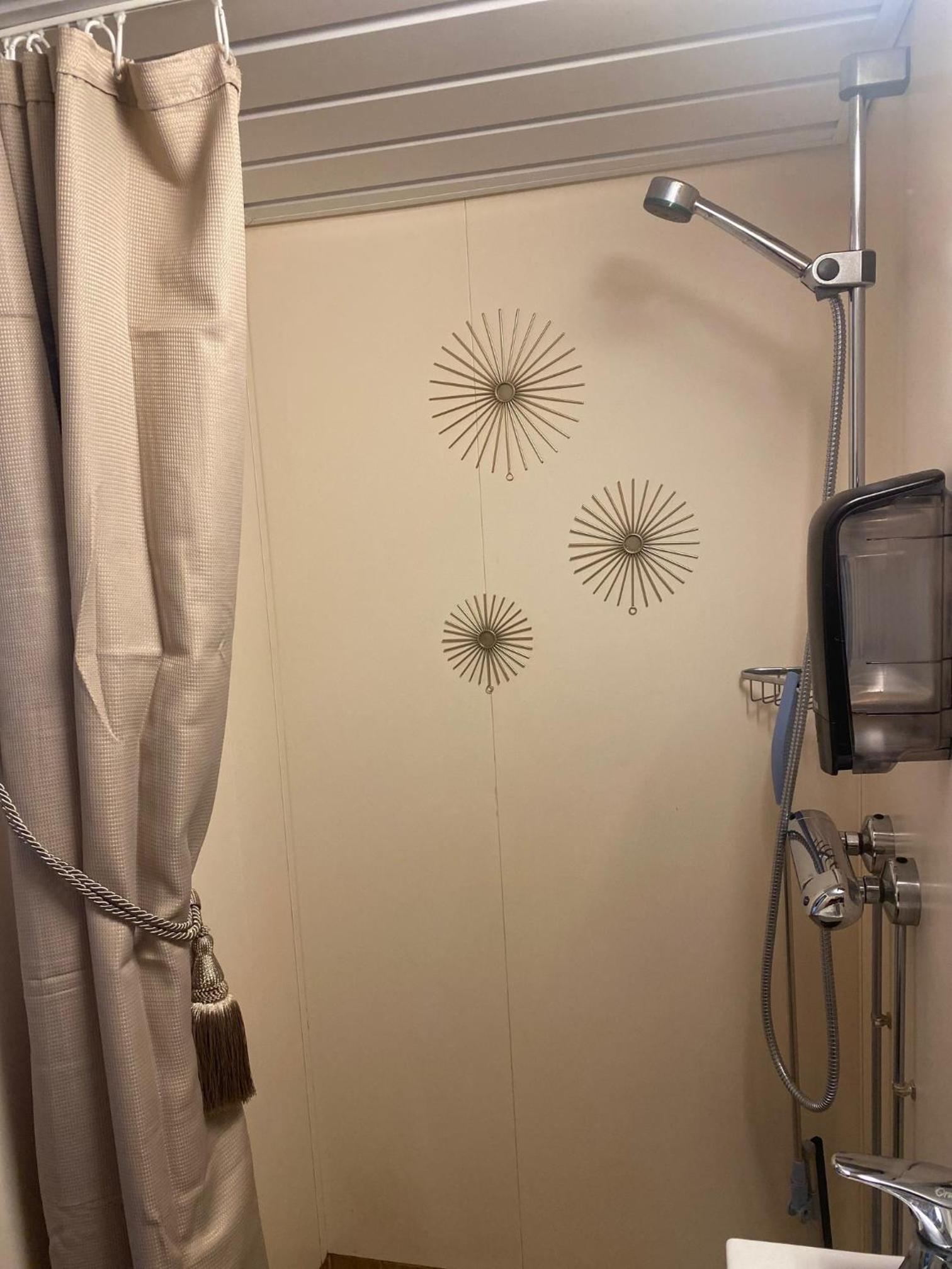 Small Twin Room - Pets allowed - Photo 3