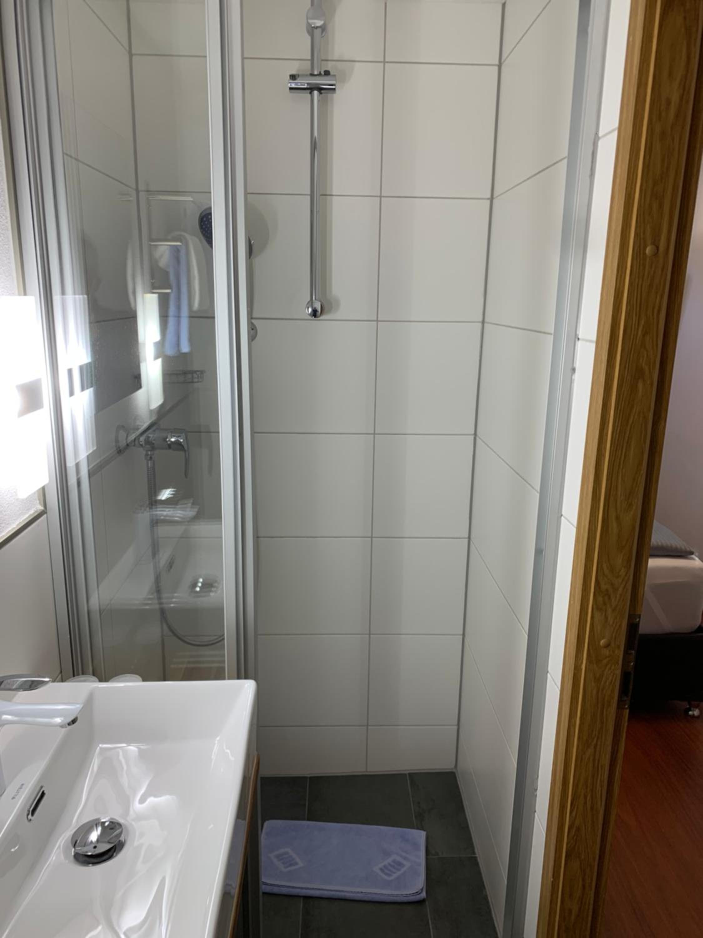 Large Double Room - Photo 7