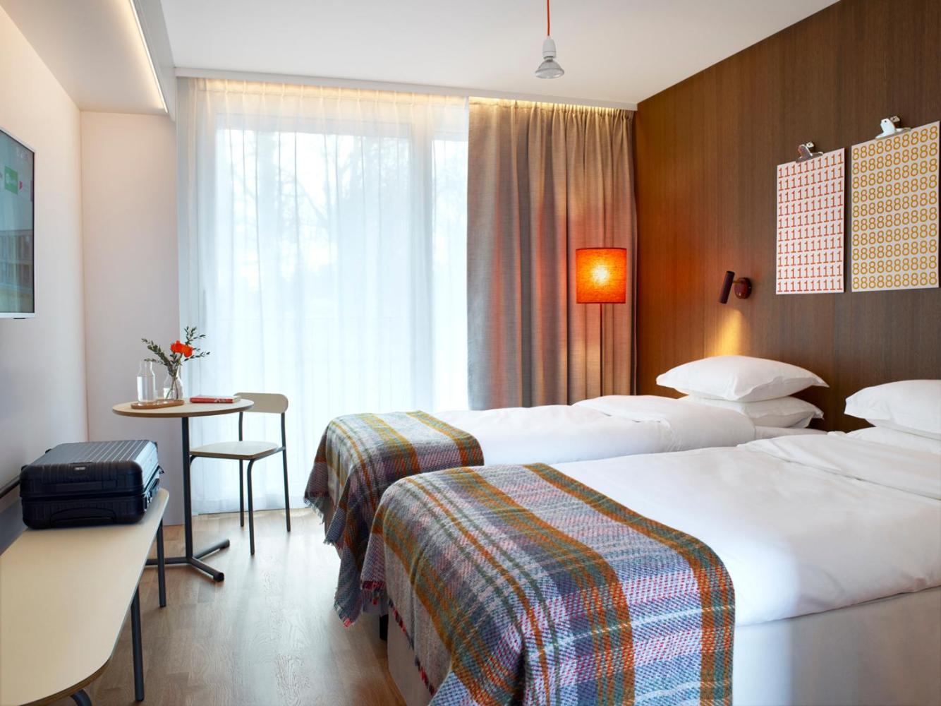 Standard Twin Room thumbnail 5
