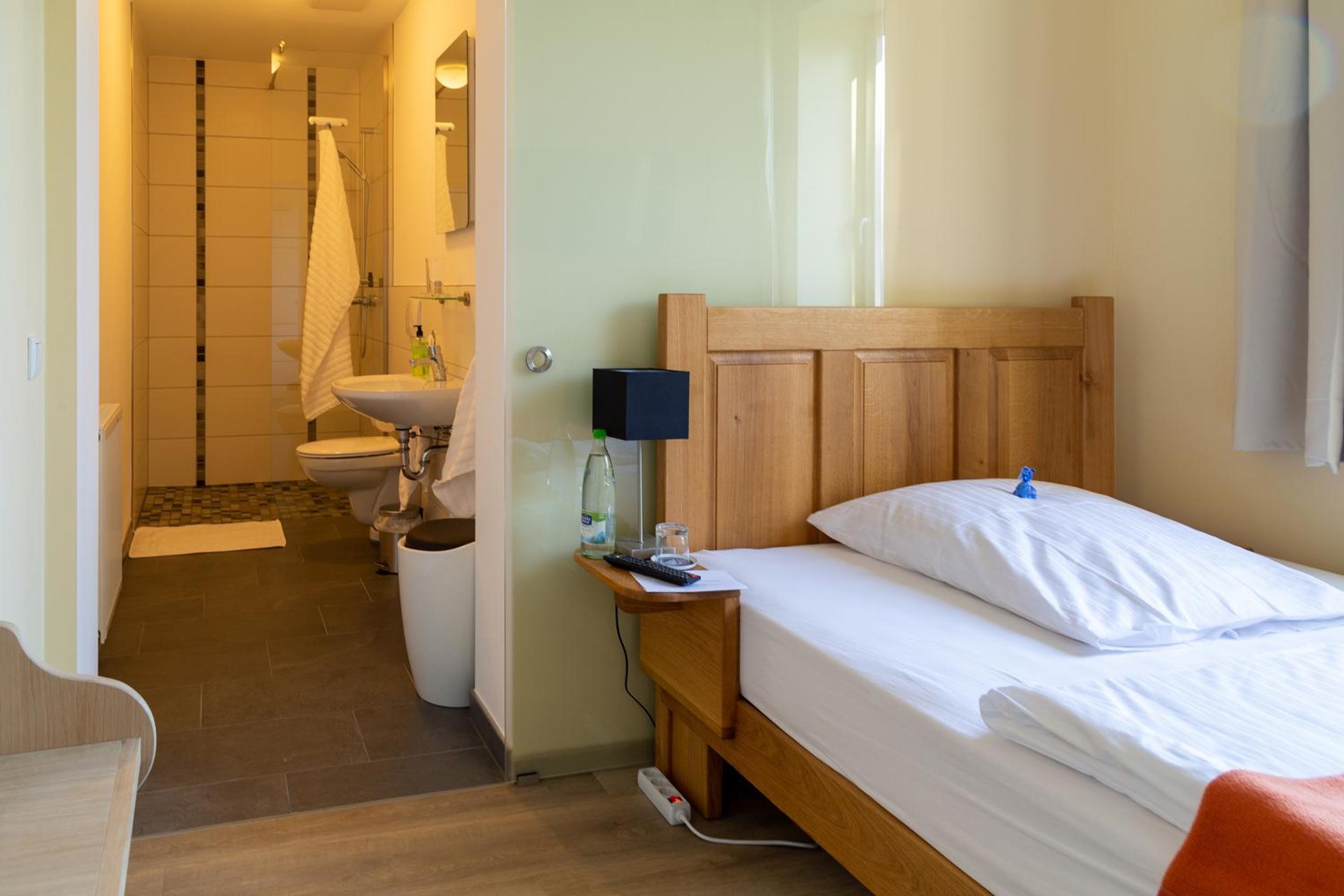 Double Room with Private Bathroom - Photo 12