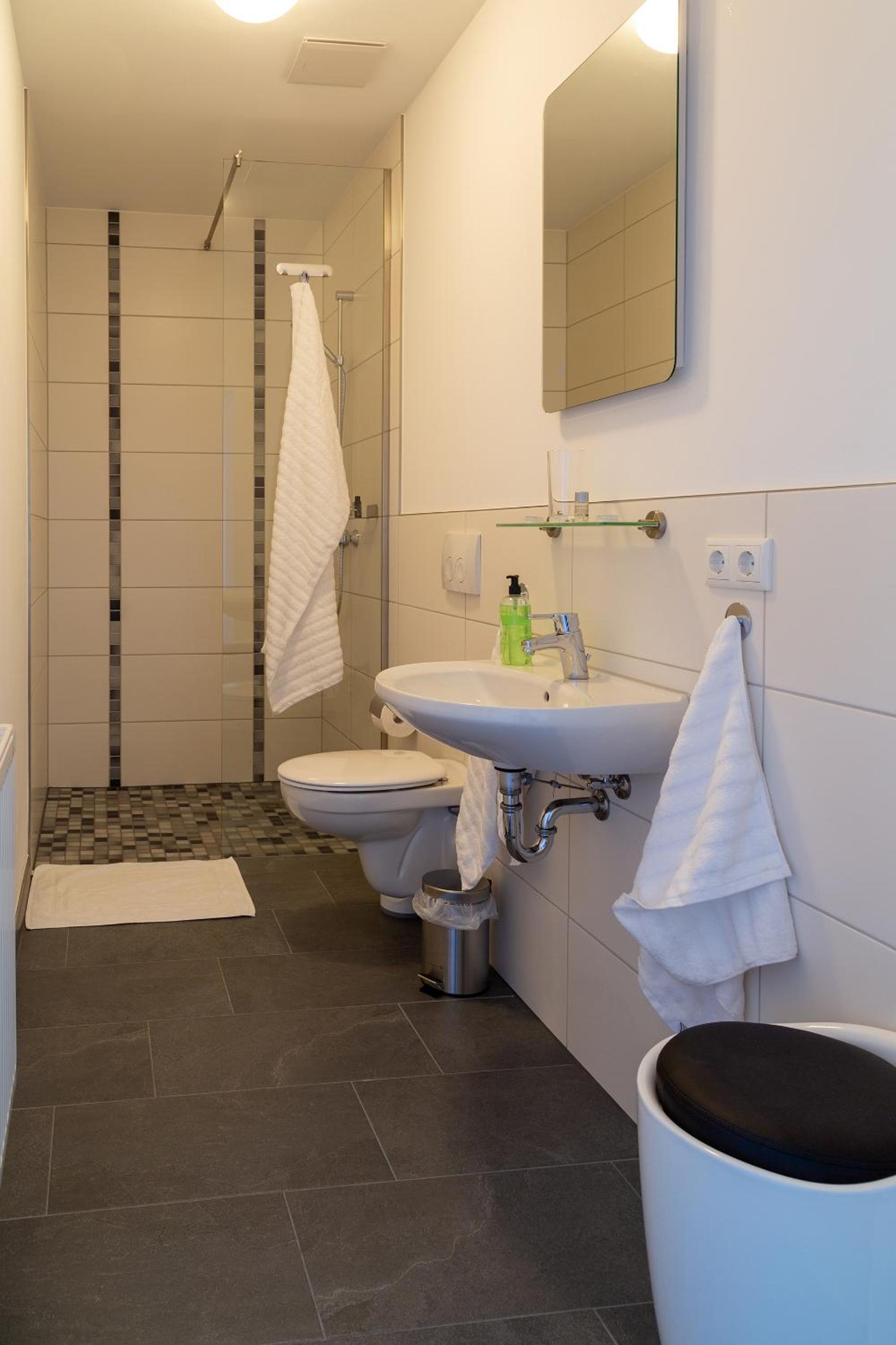 Double Room with Private Bathroom - Photo 6