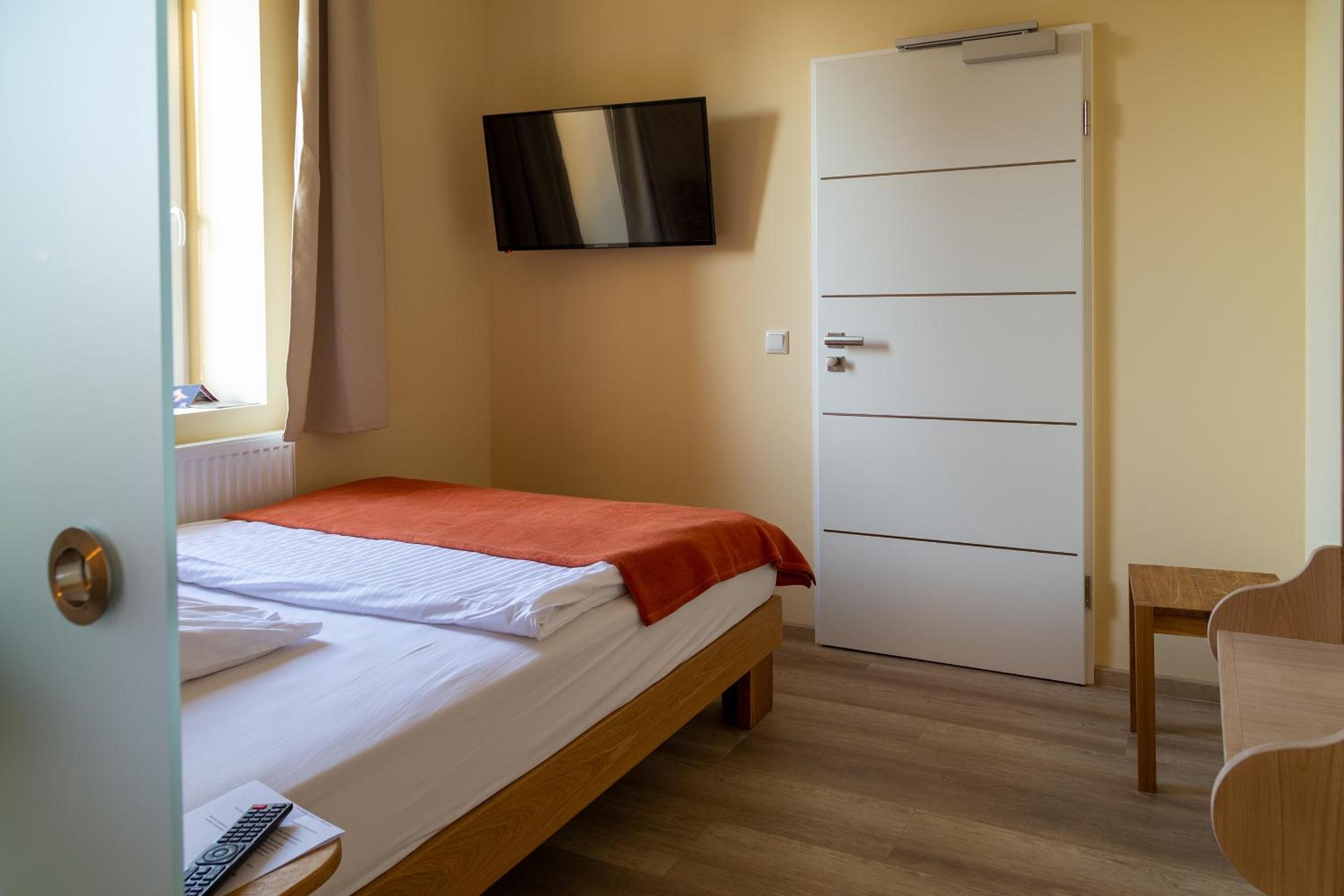 Double Room with Private Bathroom - Photo 7