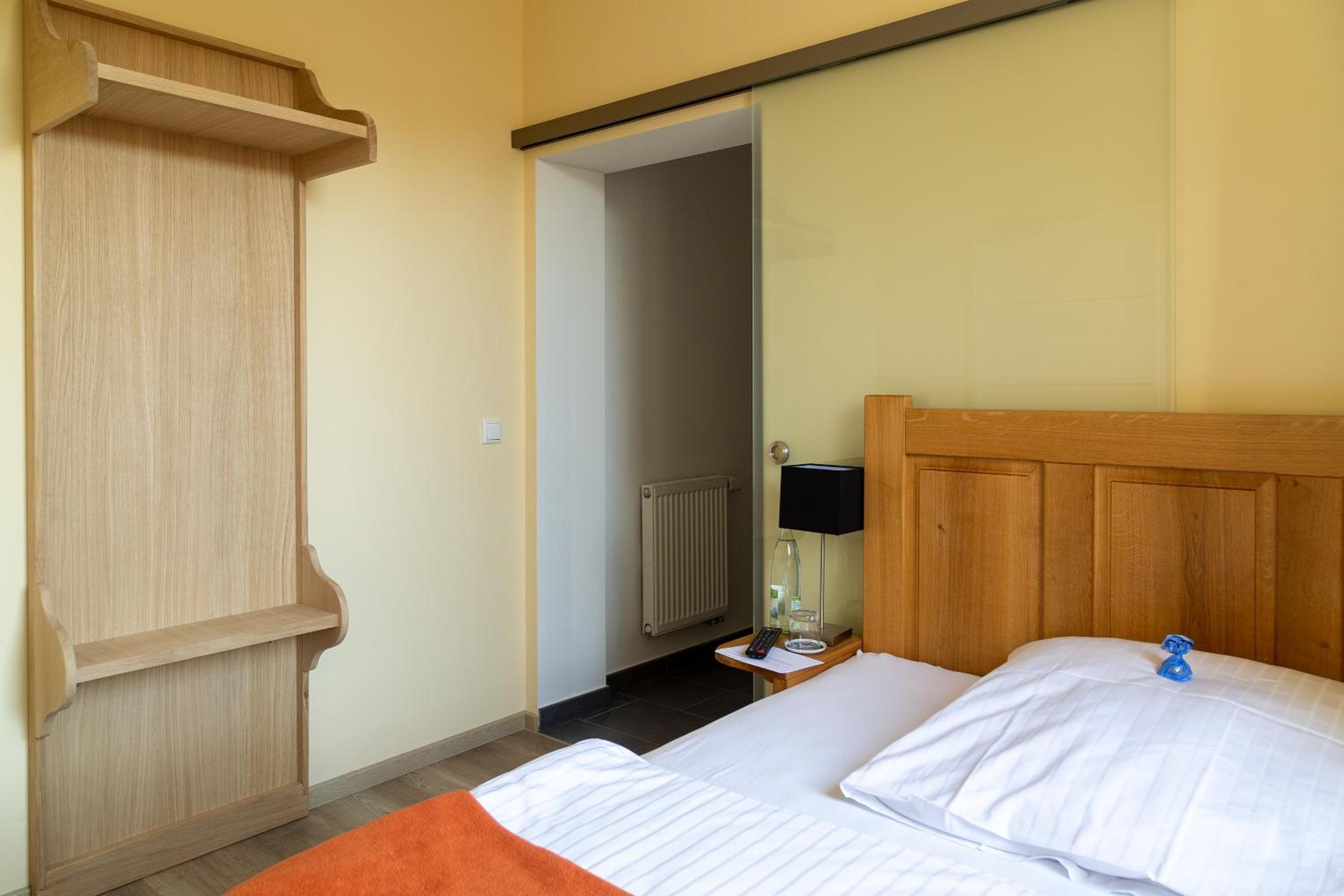 Double Room with Private Bathroom - Photo 8