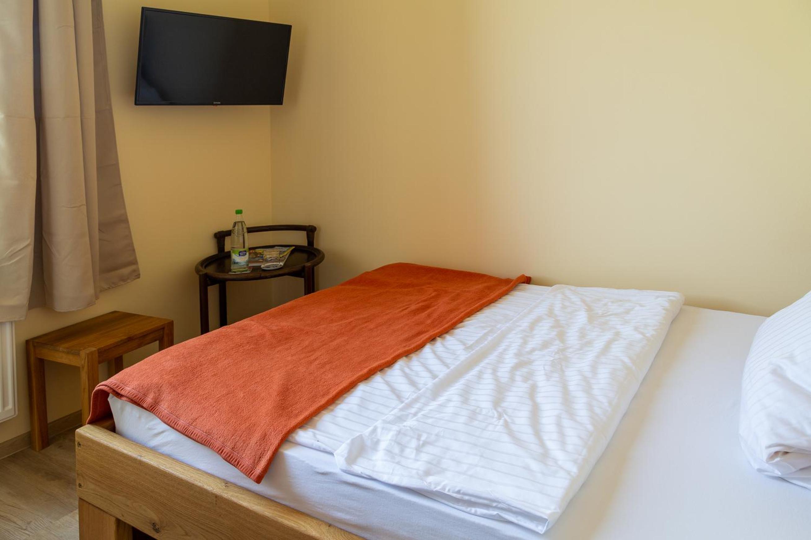 Double Room with Private Bathroom - Photo 9