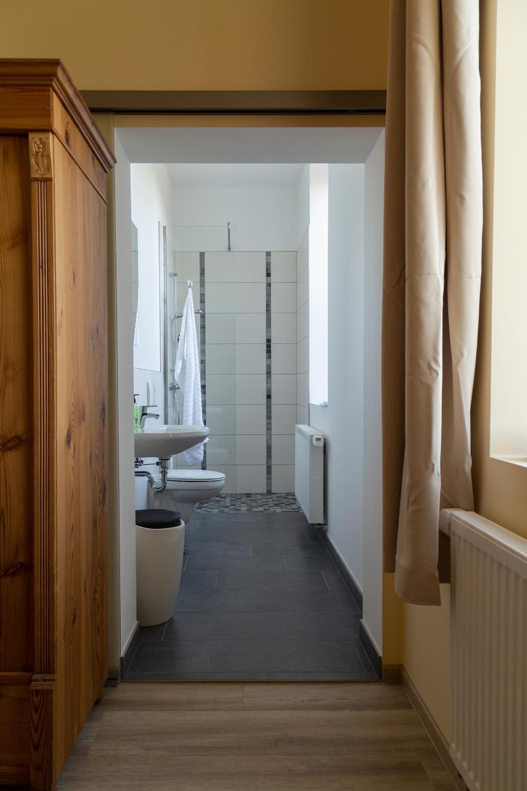 Double Room with Private Bathroom - Photo 13