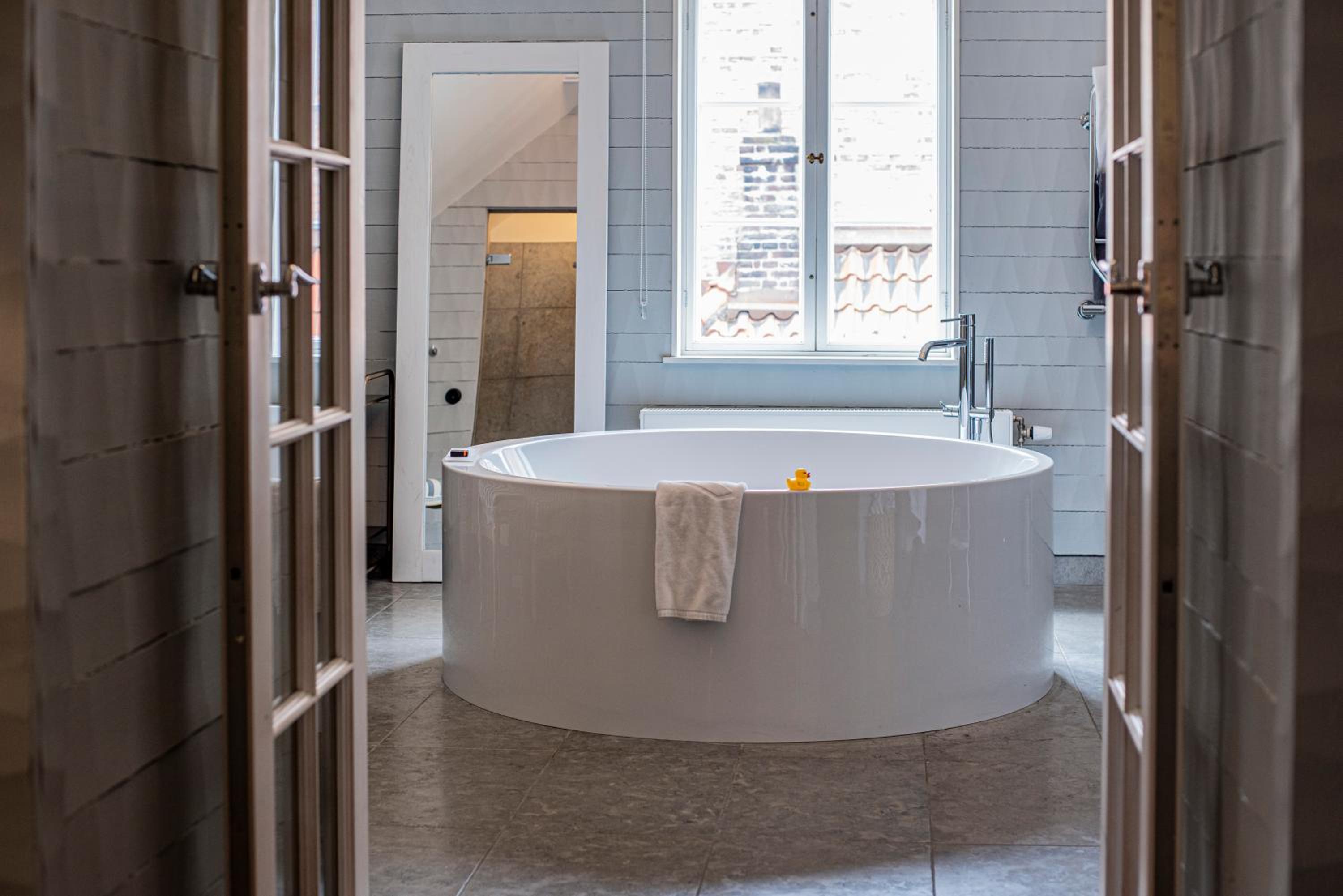King Suite with Bathtub - Photo 18