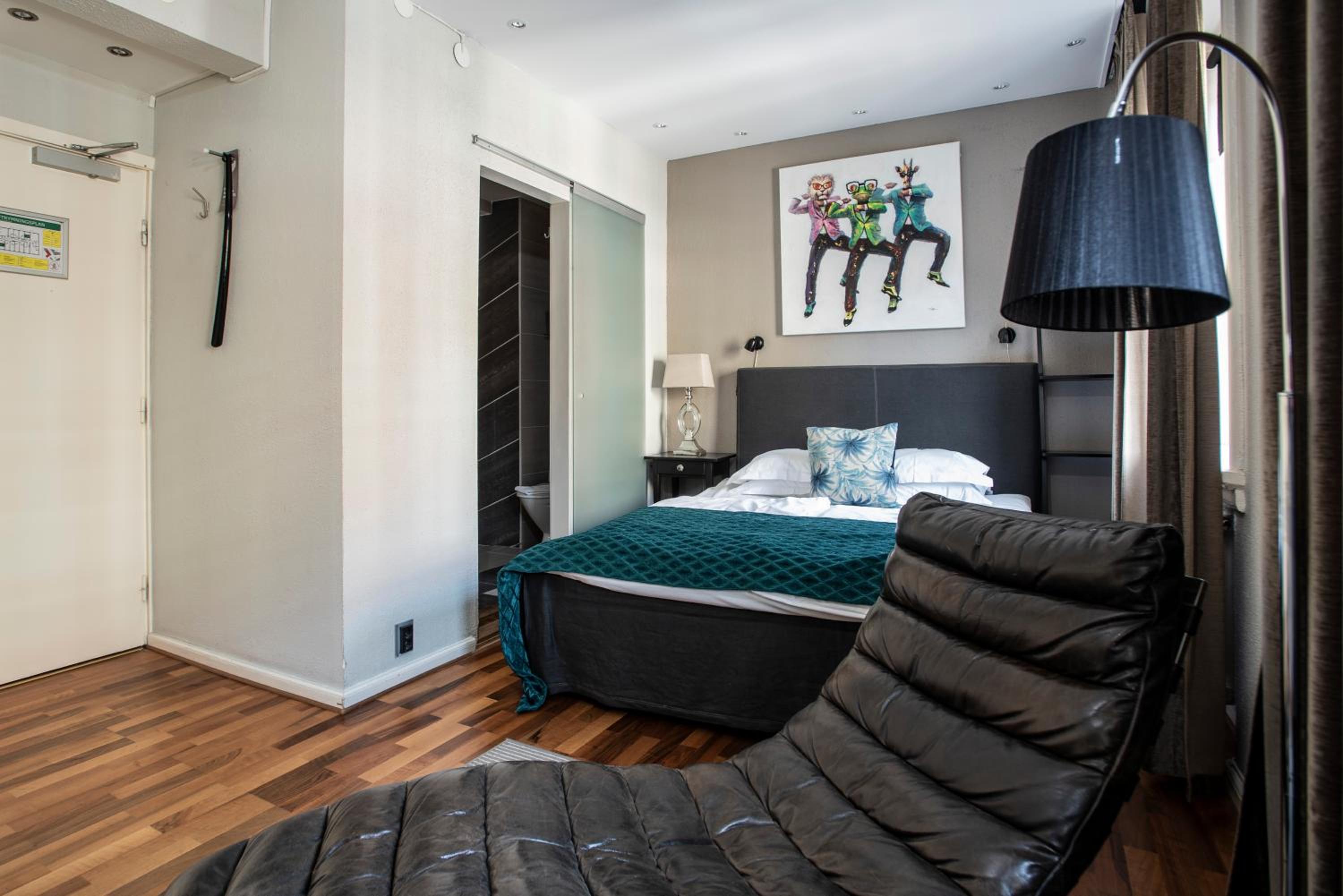 Standard Queen Room - Photo 17