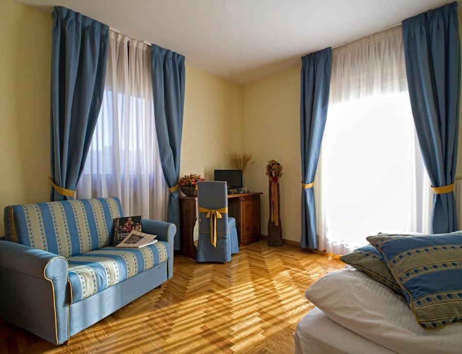 Double Room with Lake View - Photo 3