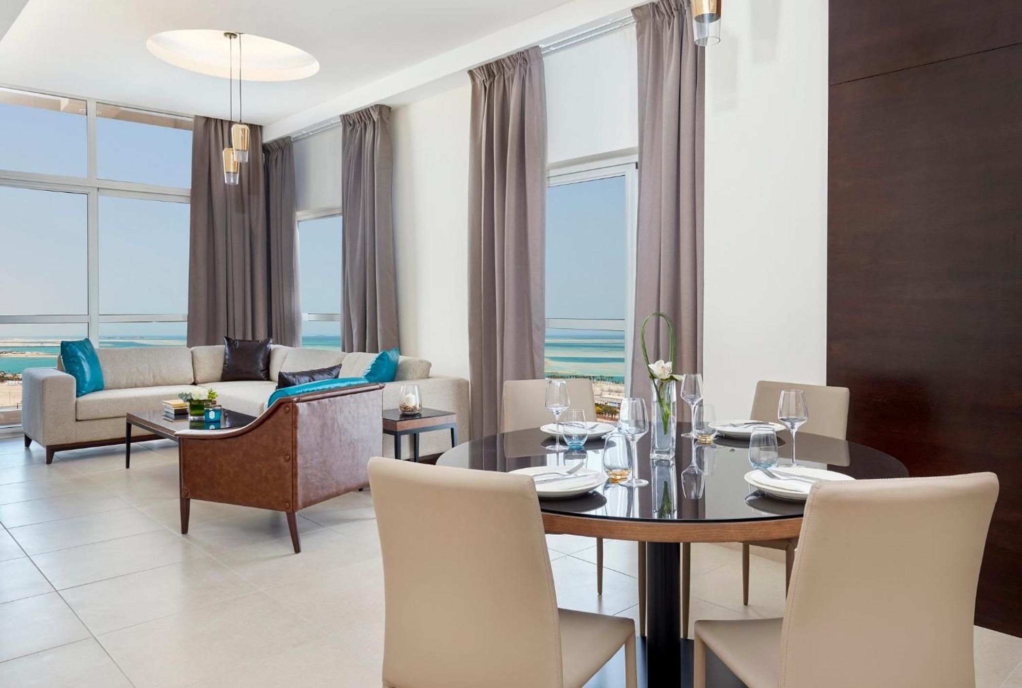 One-Bedroom King Suite with Sea View - Low Floor