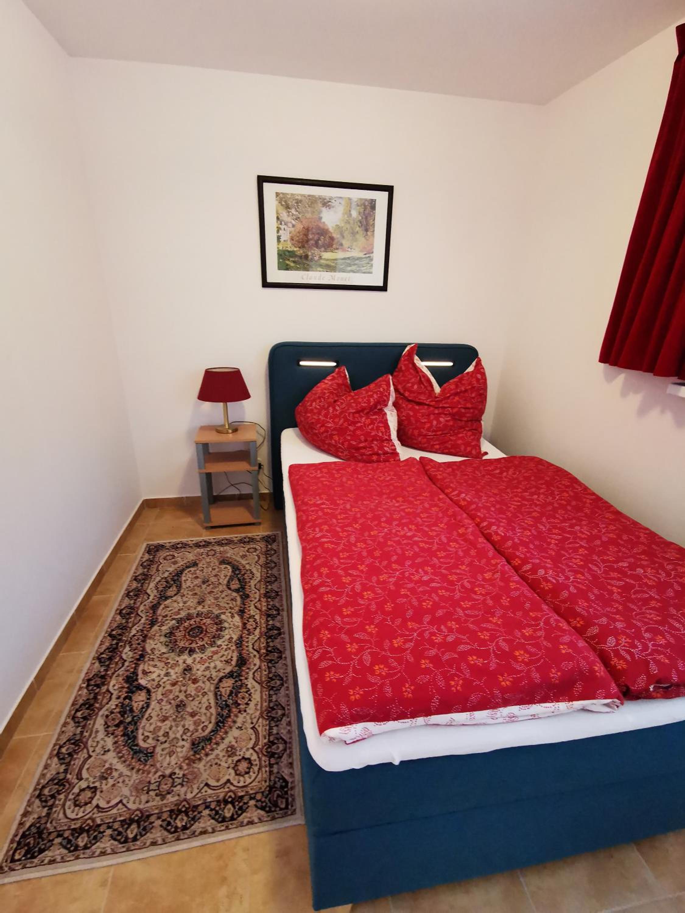 One-Bedroom Apartment - Photo 1