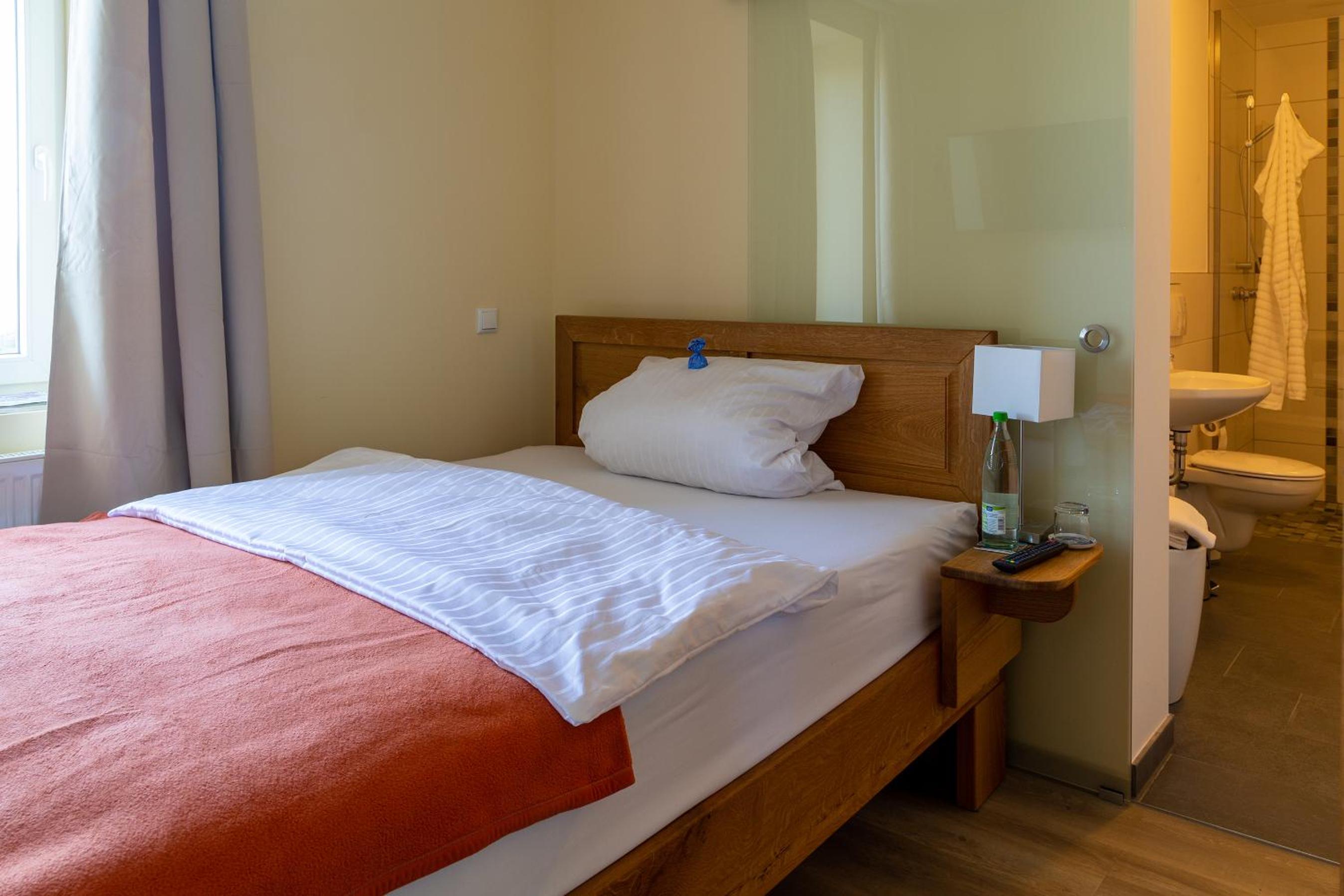 Double Room with Private Bathroom - Photo 10