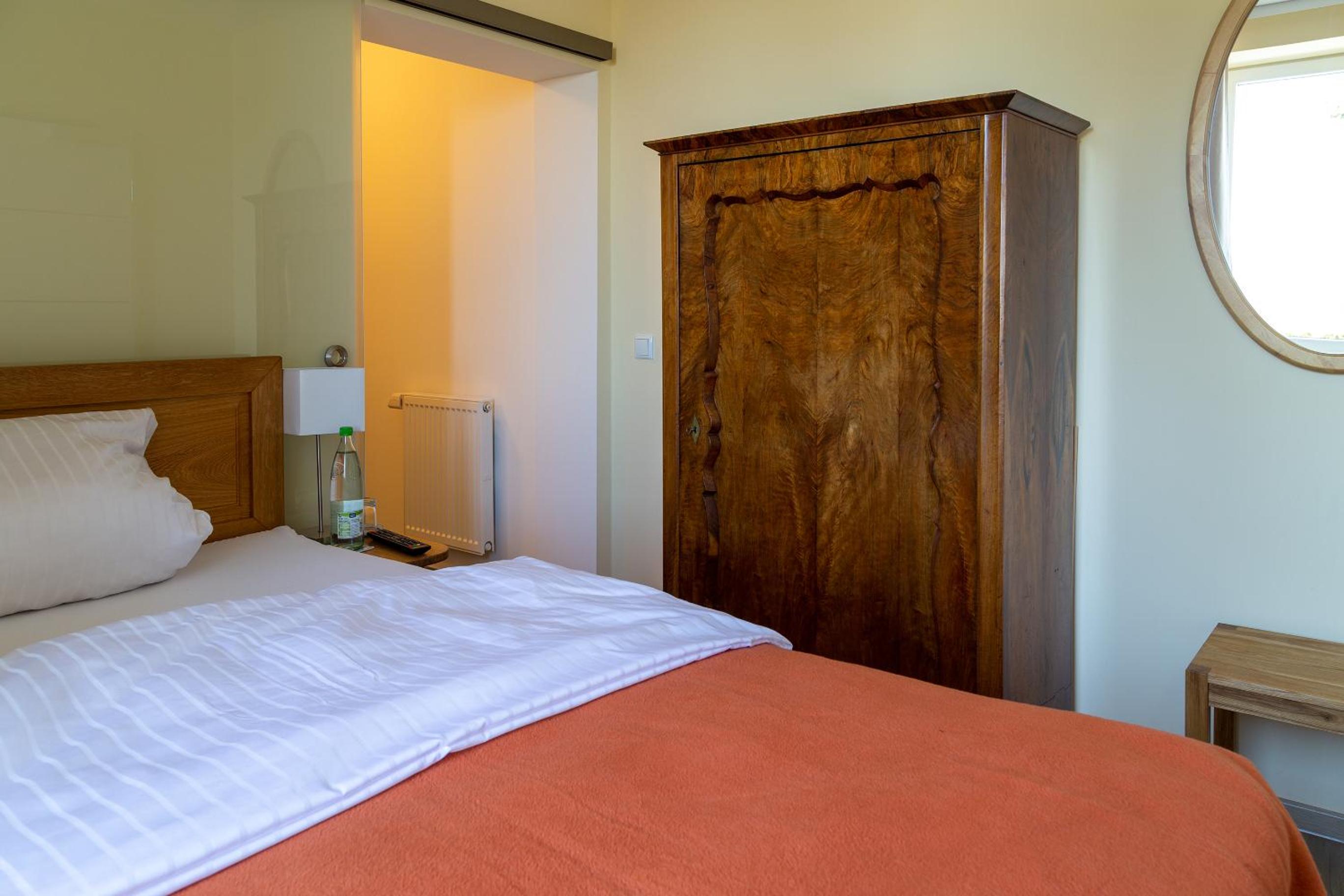 Double Room with Private Bathroom - Photo 4