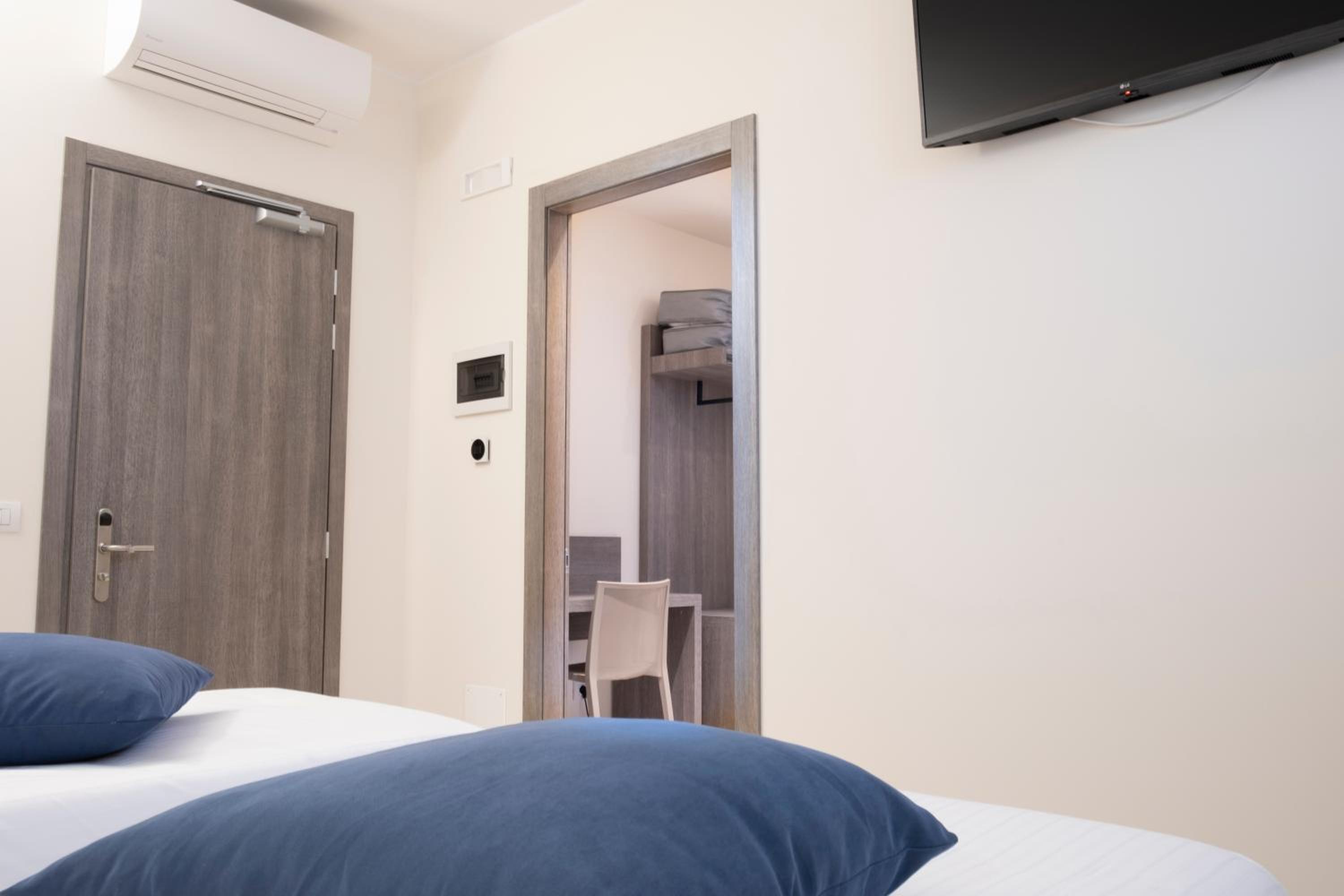 Twin Room - Photo 9