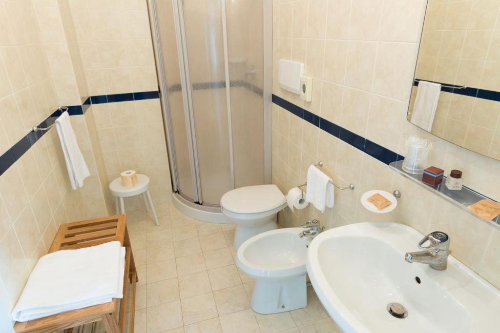 Double Room with Lake View - Photo 4