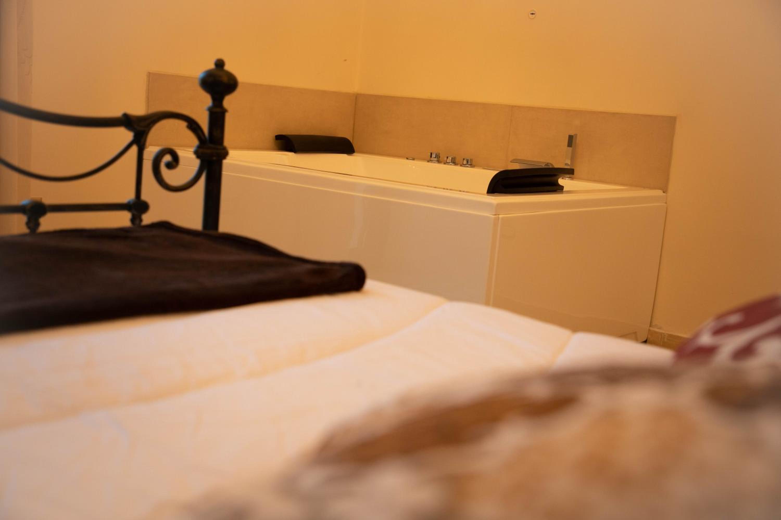 Double Room with Spa Bath photo 3