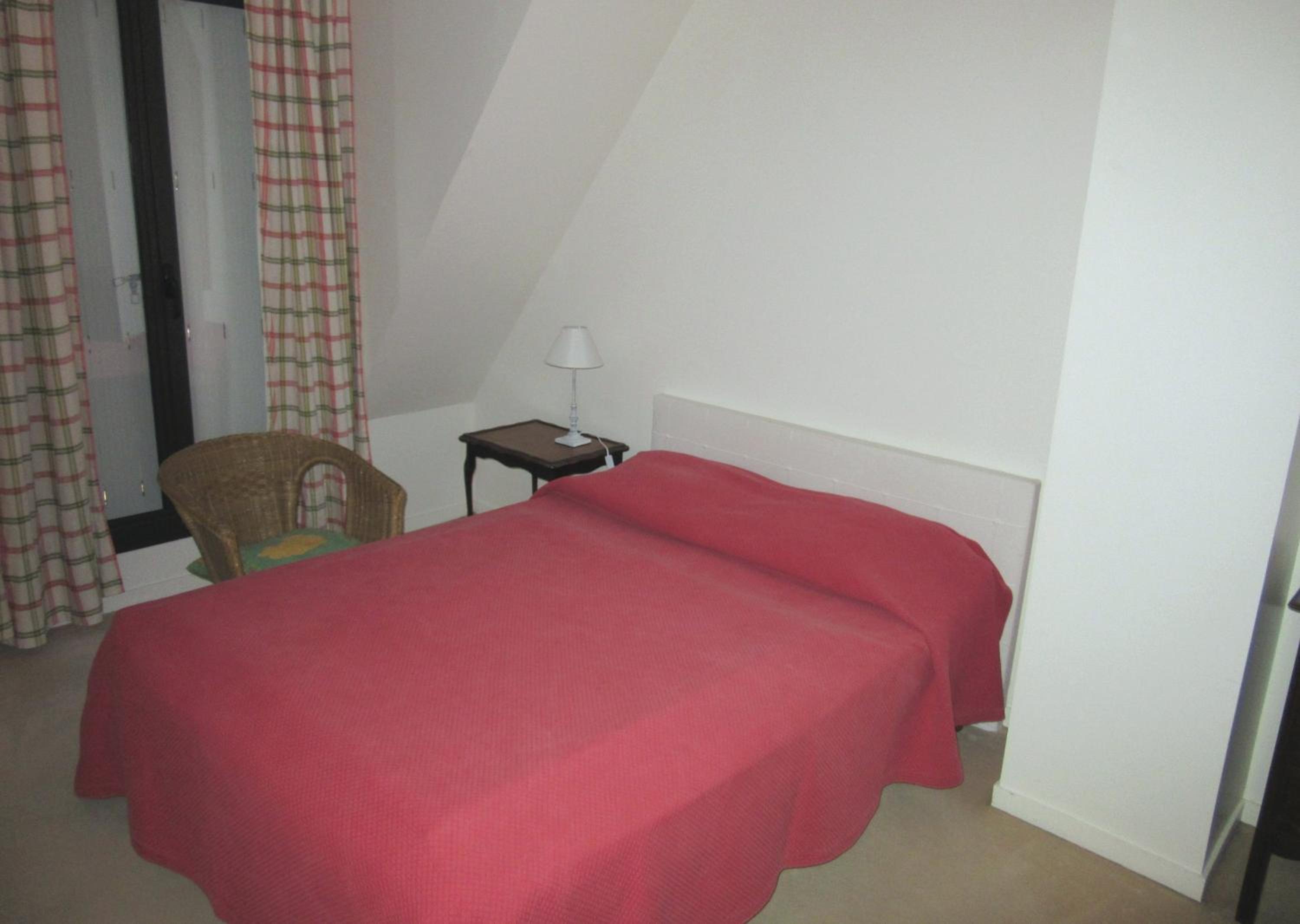 Three-Bedroom Apartment - Photo 13