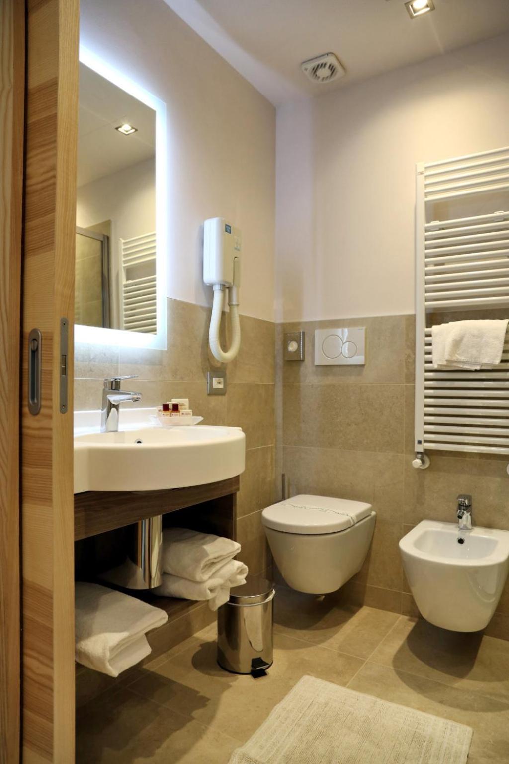 Double or Twin Room - Photo 4